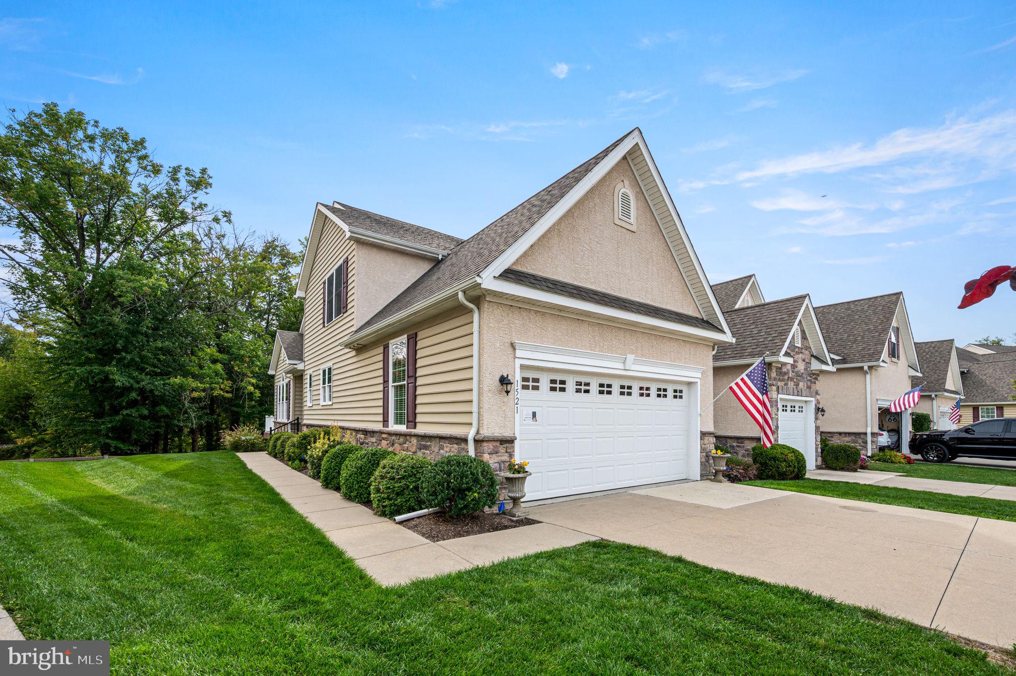 1521 HONEYSUCKLE COURT
