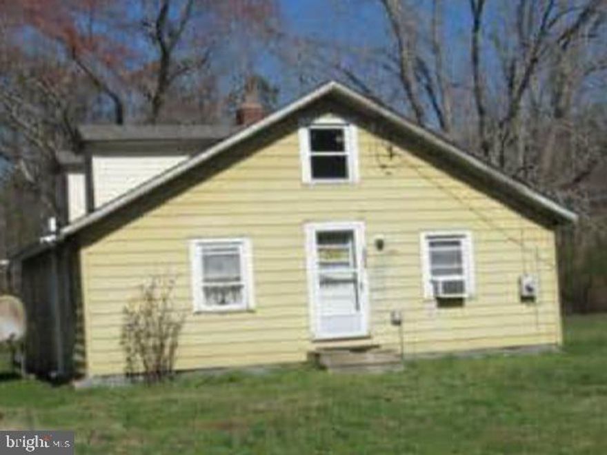 Built in 1955, this detached home offers approximately 840 finished square feet, three bedrooms and one full bath and sits on an approximate 940460 sqft lot (21.59 acres).