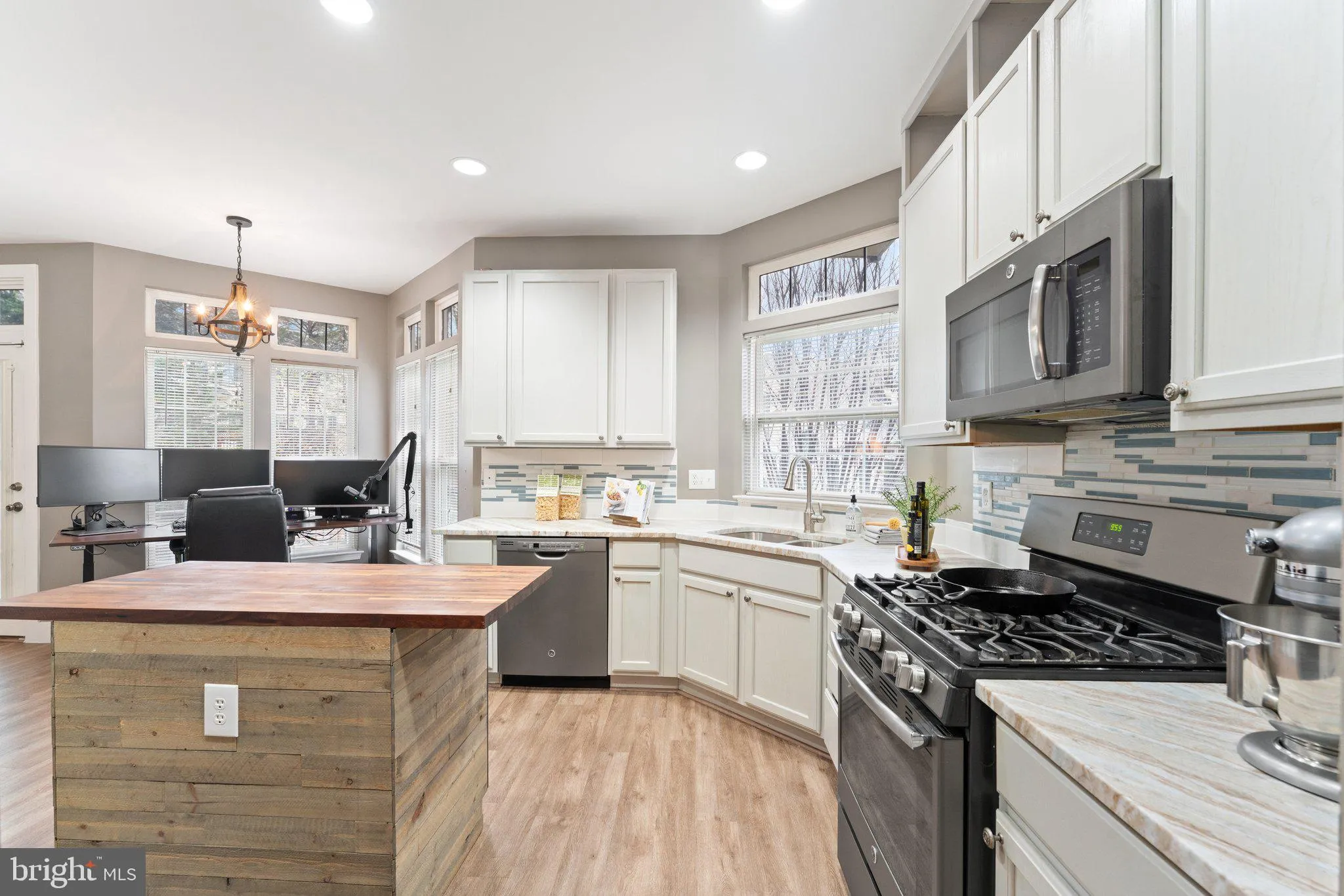 Bristow, Virginia 20136, United States, 4 Bedrooms Bedrooms, ,3 BathroomsBathrooms,Residential,Contingent,102603