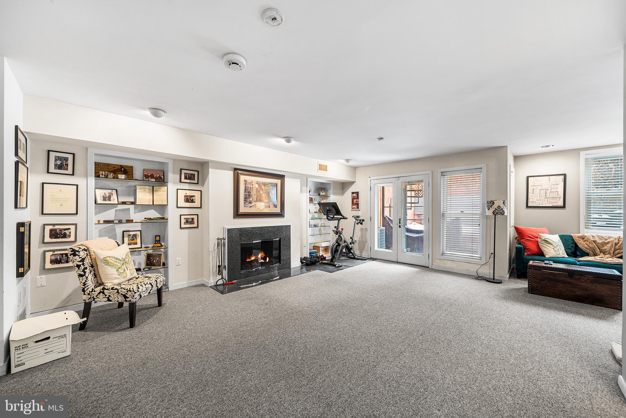 QUEEN VILLAGE - Residential