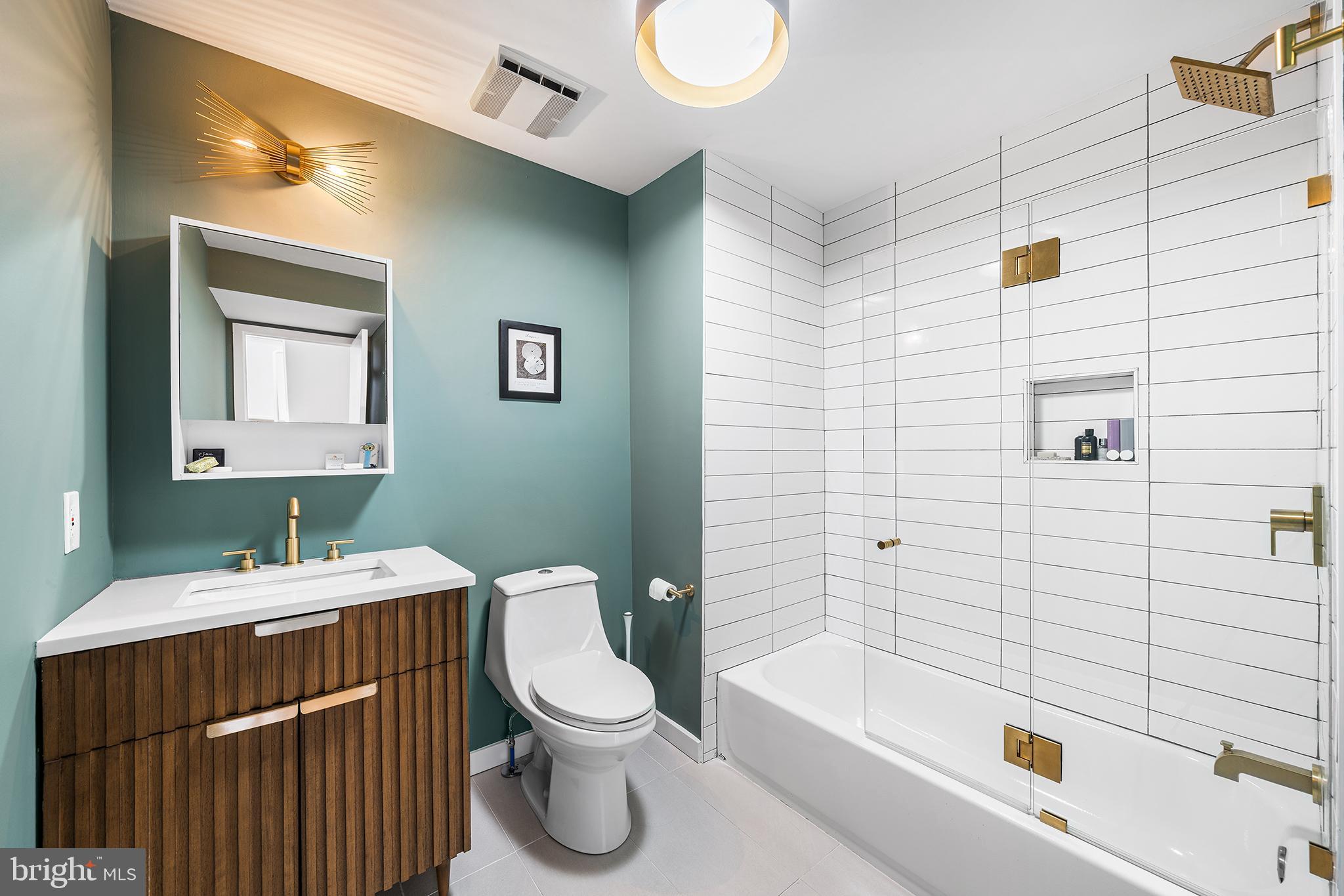 QUEEN VILLAGE - Residential