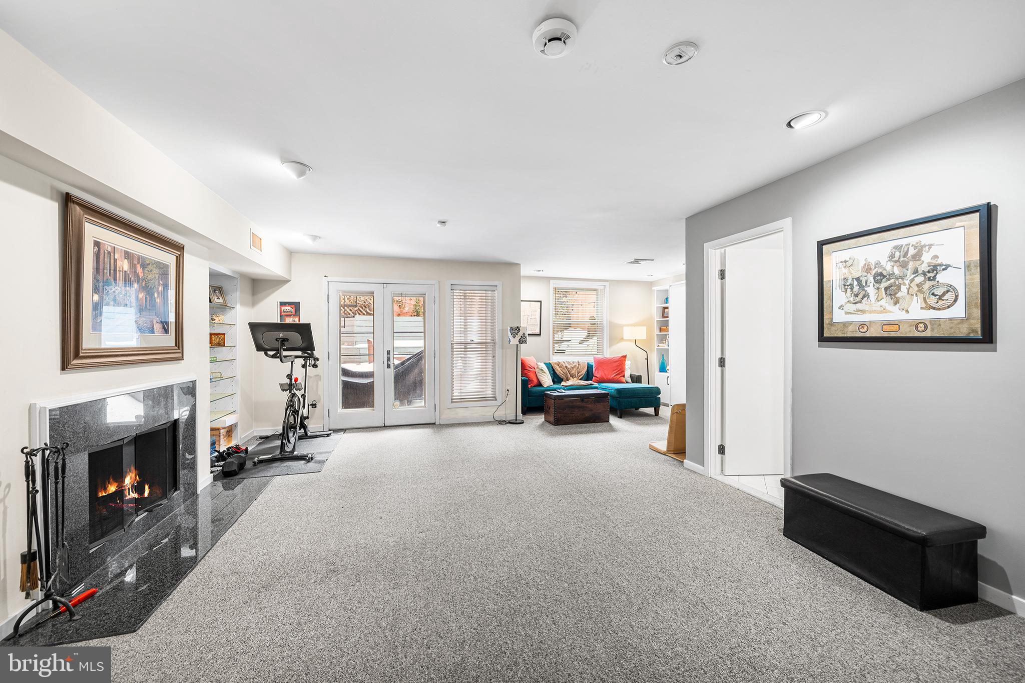 QUEEN VILLAGE - Residential