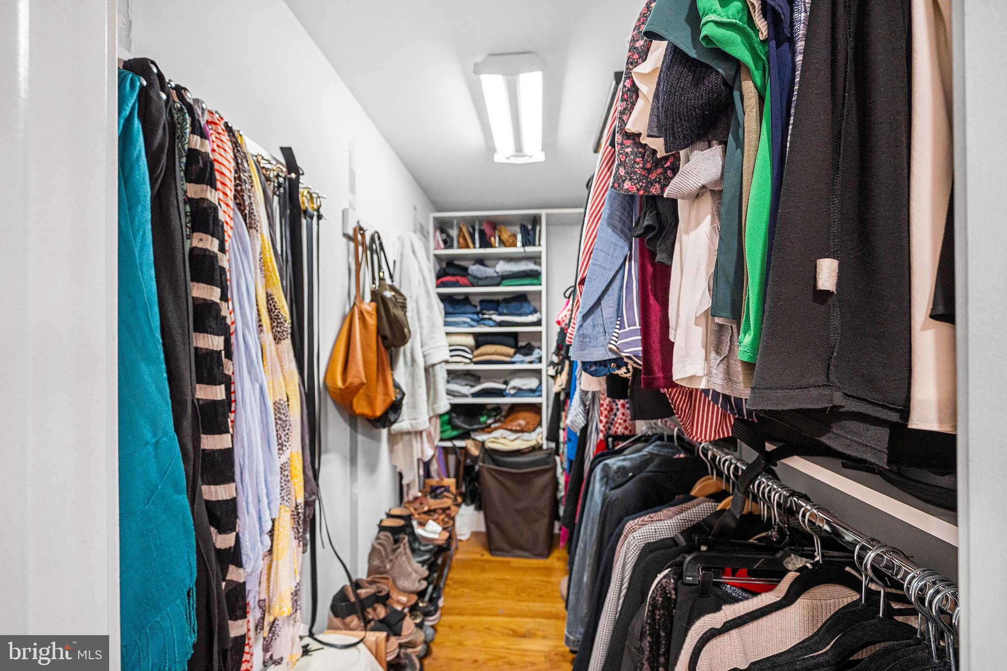 QUEEN VILLAGE - Residential