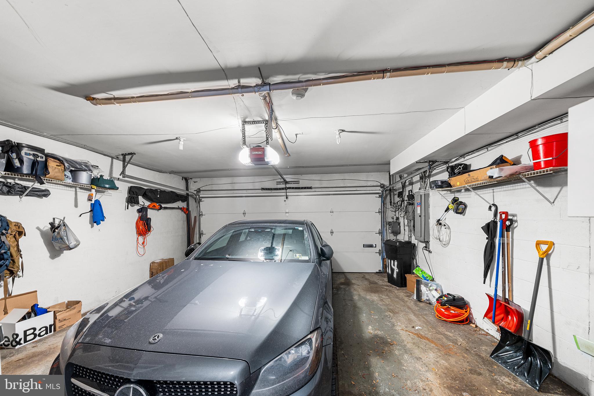 QUEEN VILLAGE - Residential