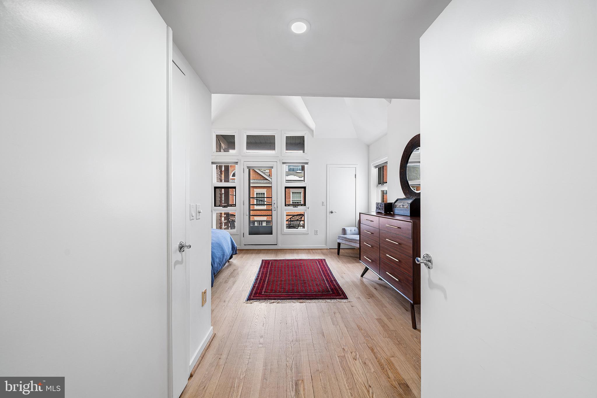 QUEEN VILLAGE - Residential