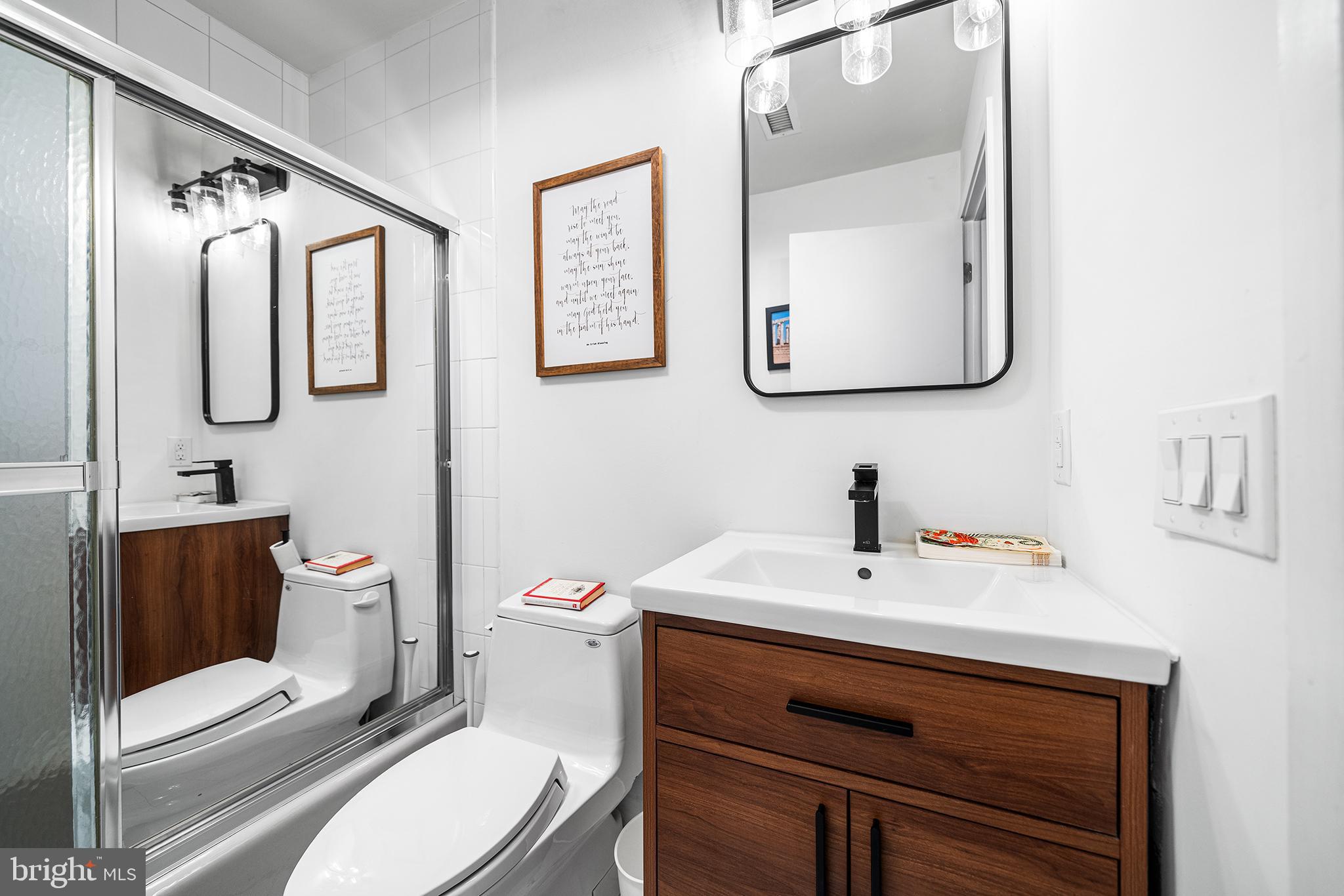 QUEEN VILLAGE - Residential