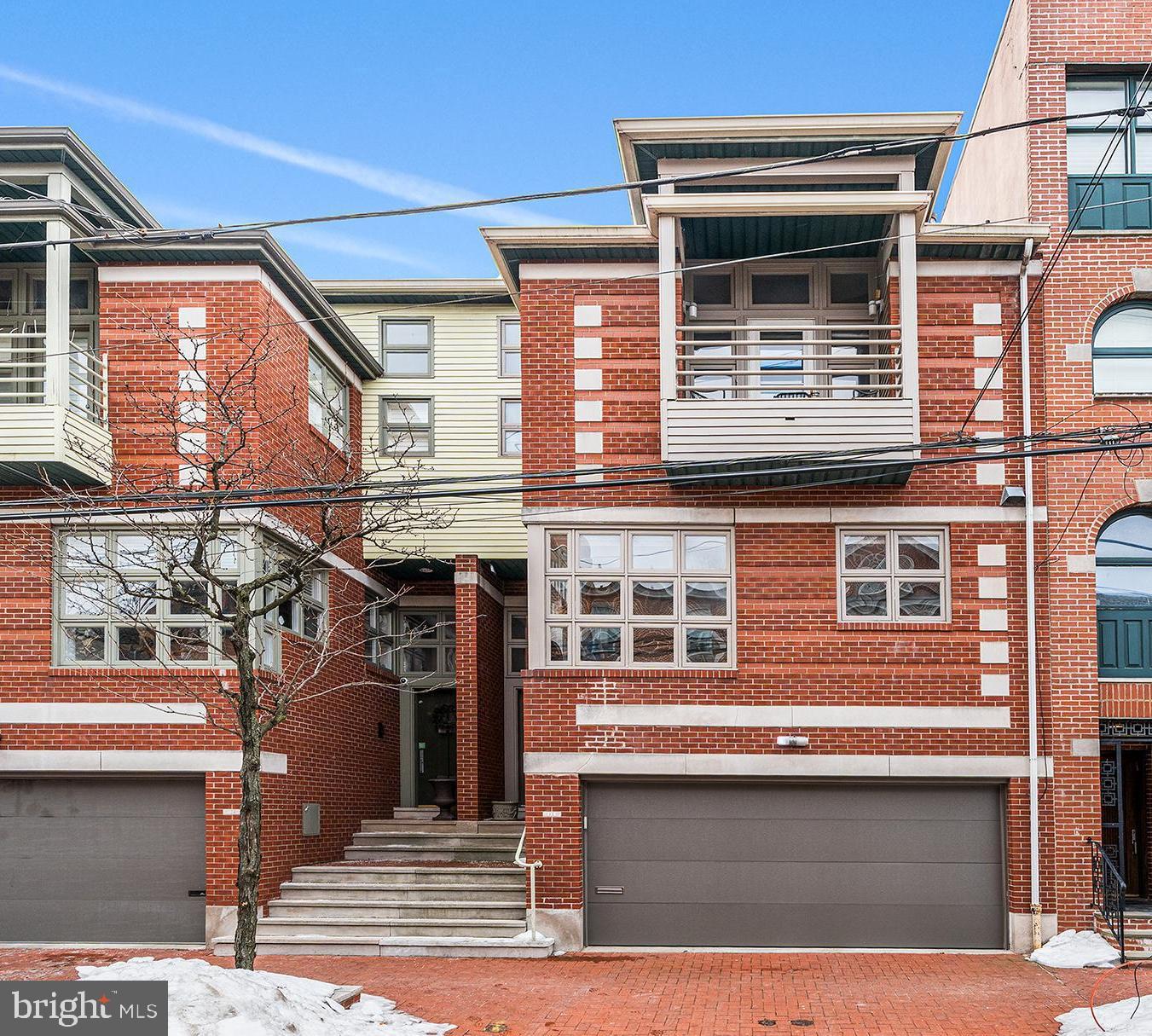 QUEEN VILLAGE - Residential