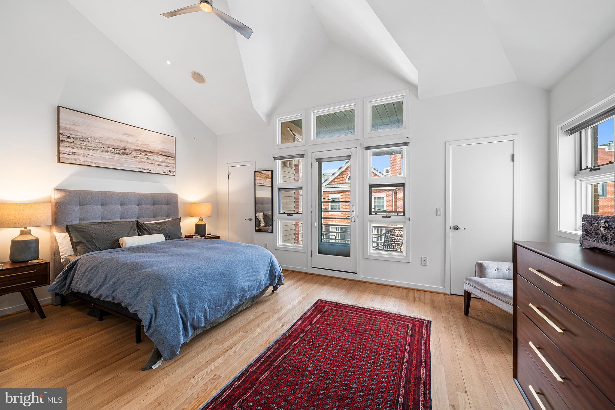 QUEEN VILLAGE - Residential