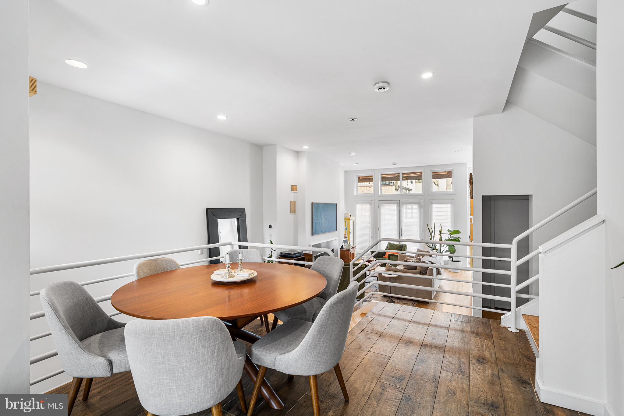 QUEEN VILLAGE - Residential