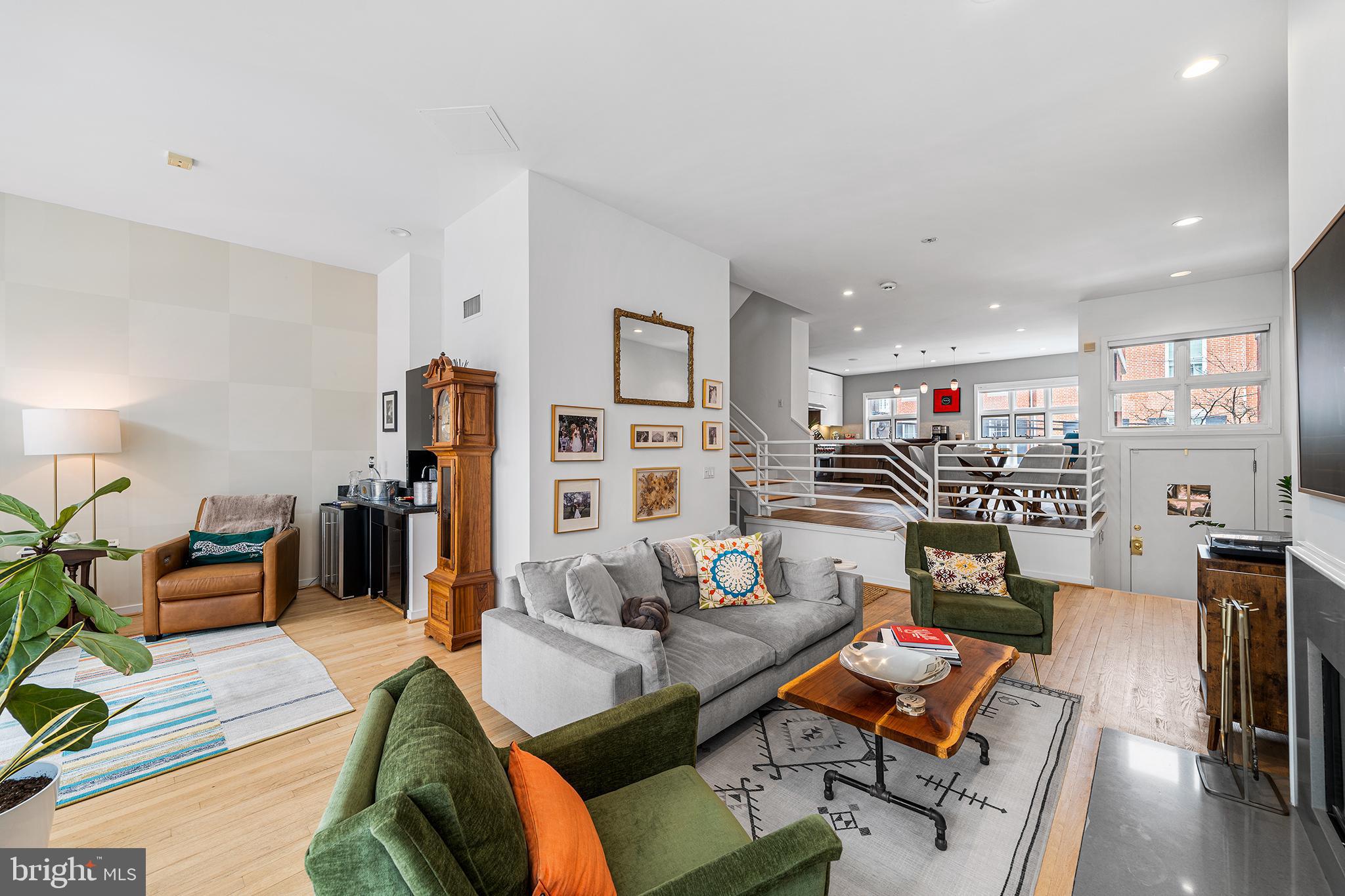 QUEEN VILLAGE - Residential