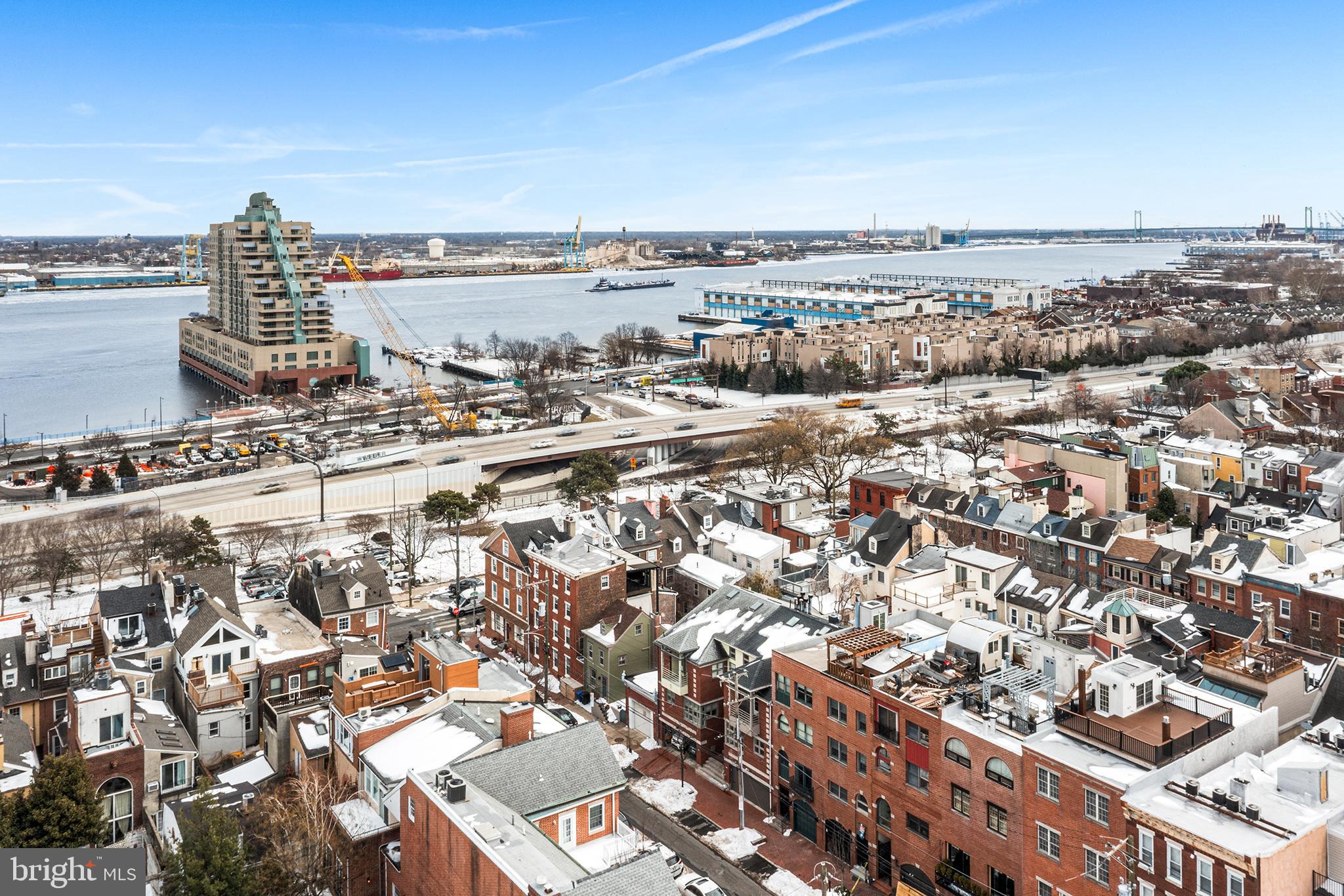 QUEEN VILLAGE - Residential