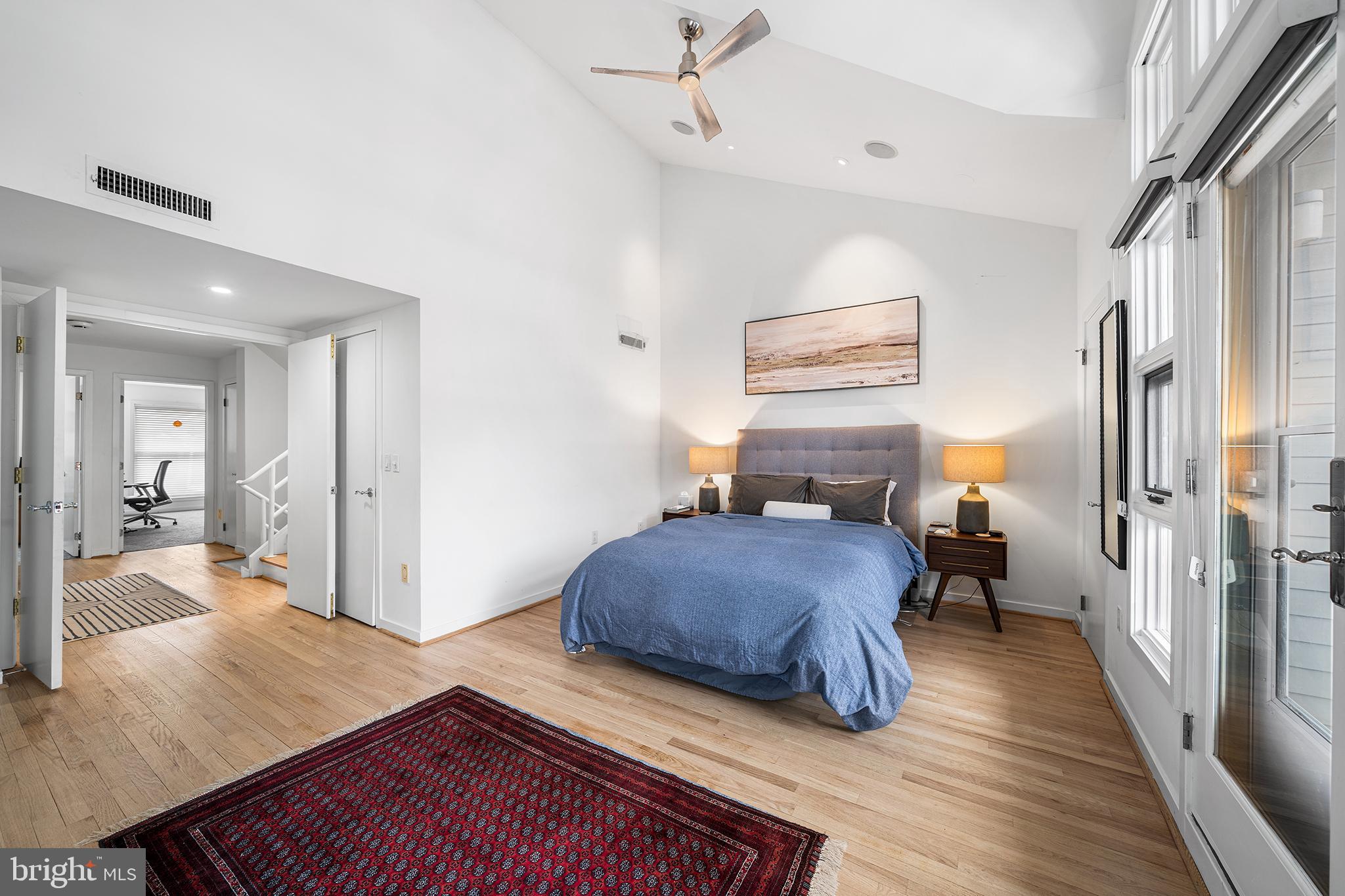 QUEEN VILLAGE - Residential