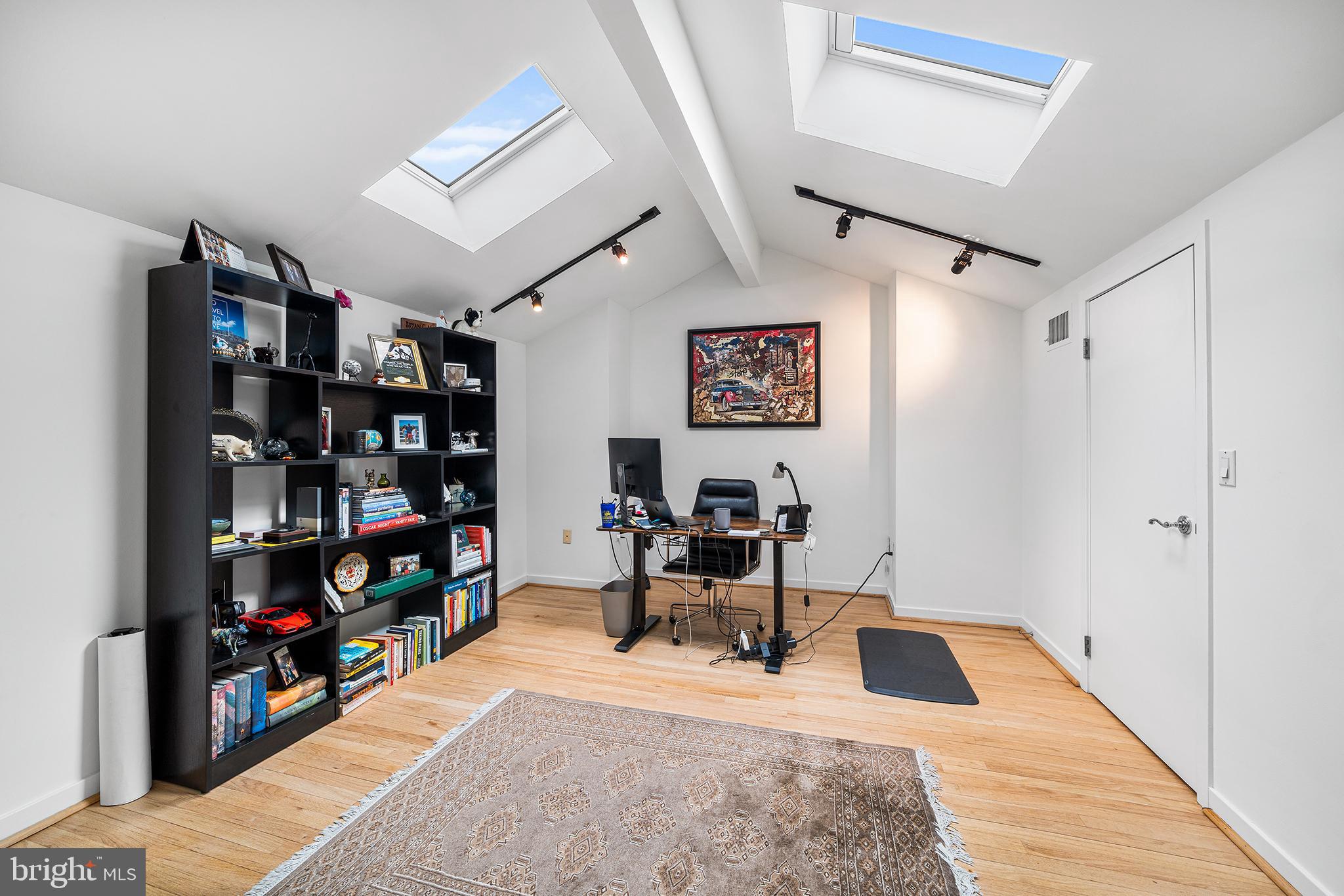 QUEEN VILLAGE - Residential