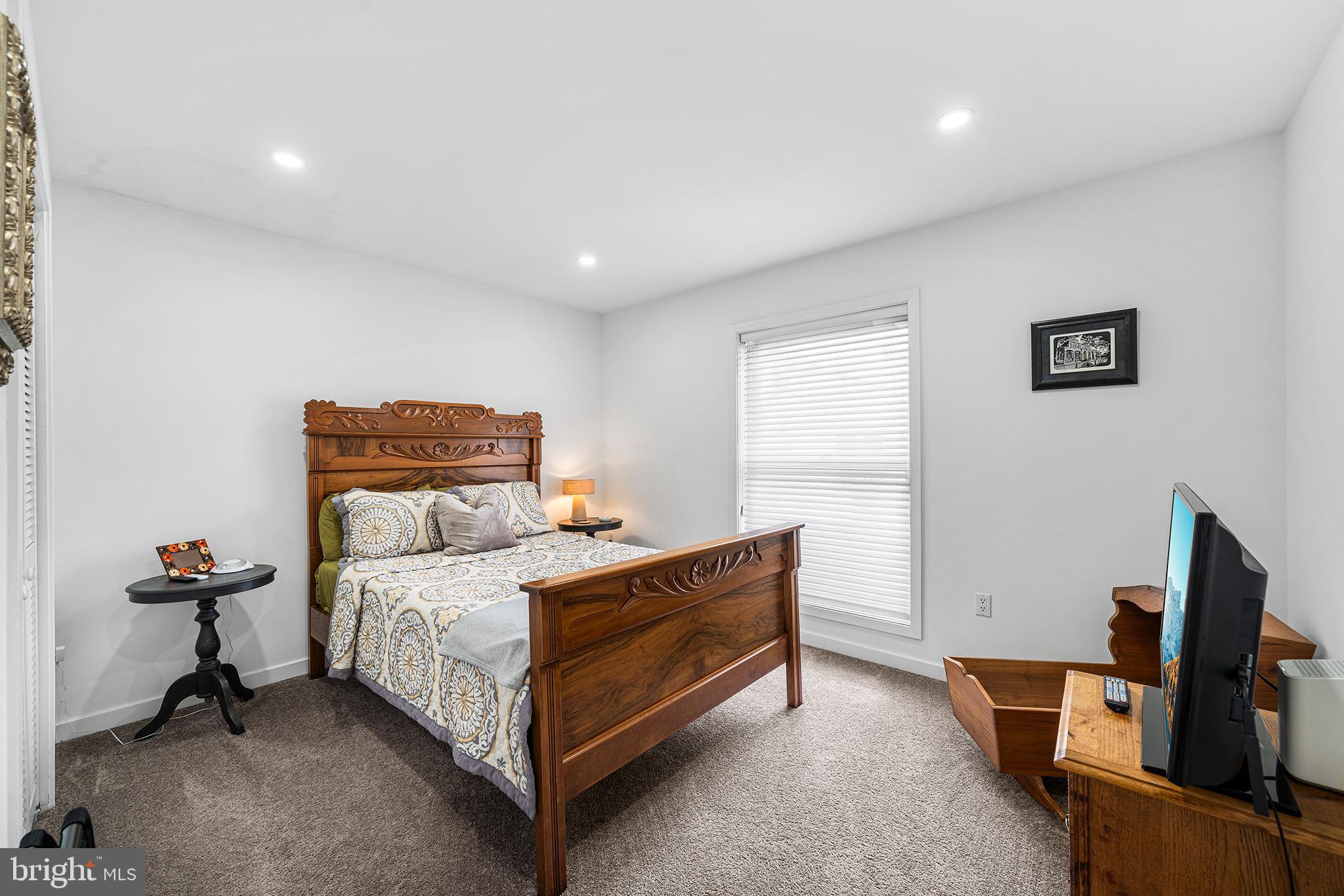 QUEEN VILLAGE - Residential