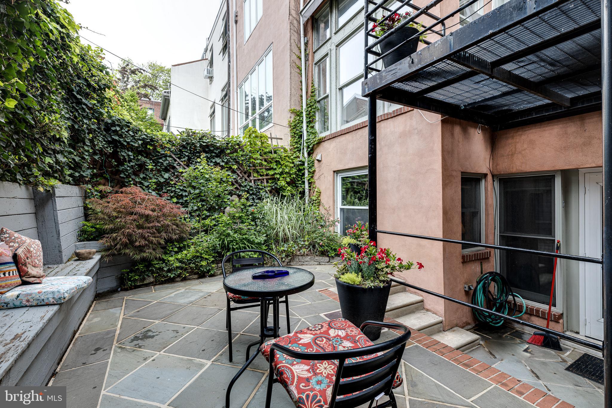 QUEEN VILLAGE - Residential