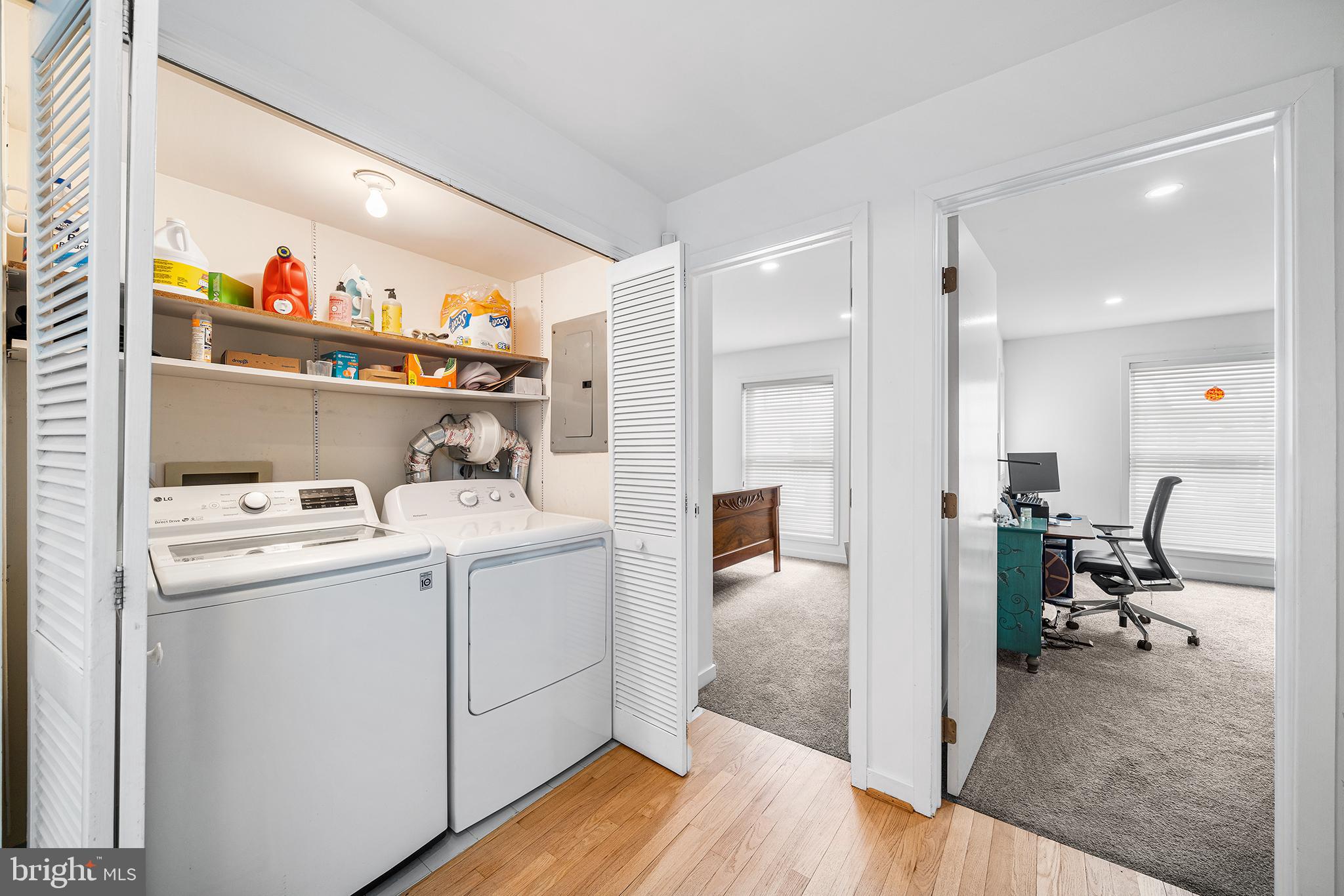 QUEEN VILLAGE - Residential