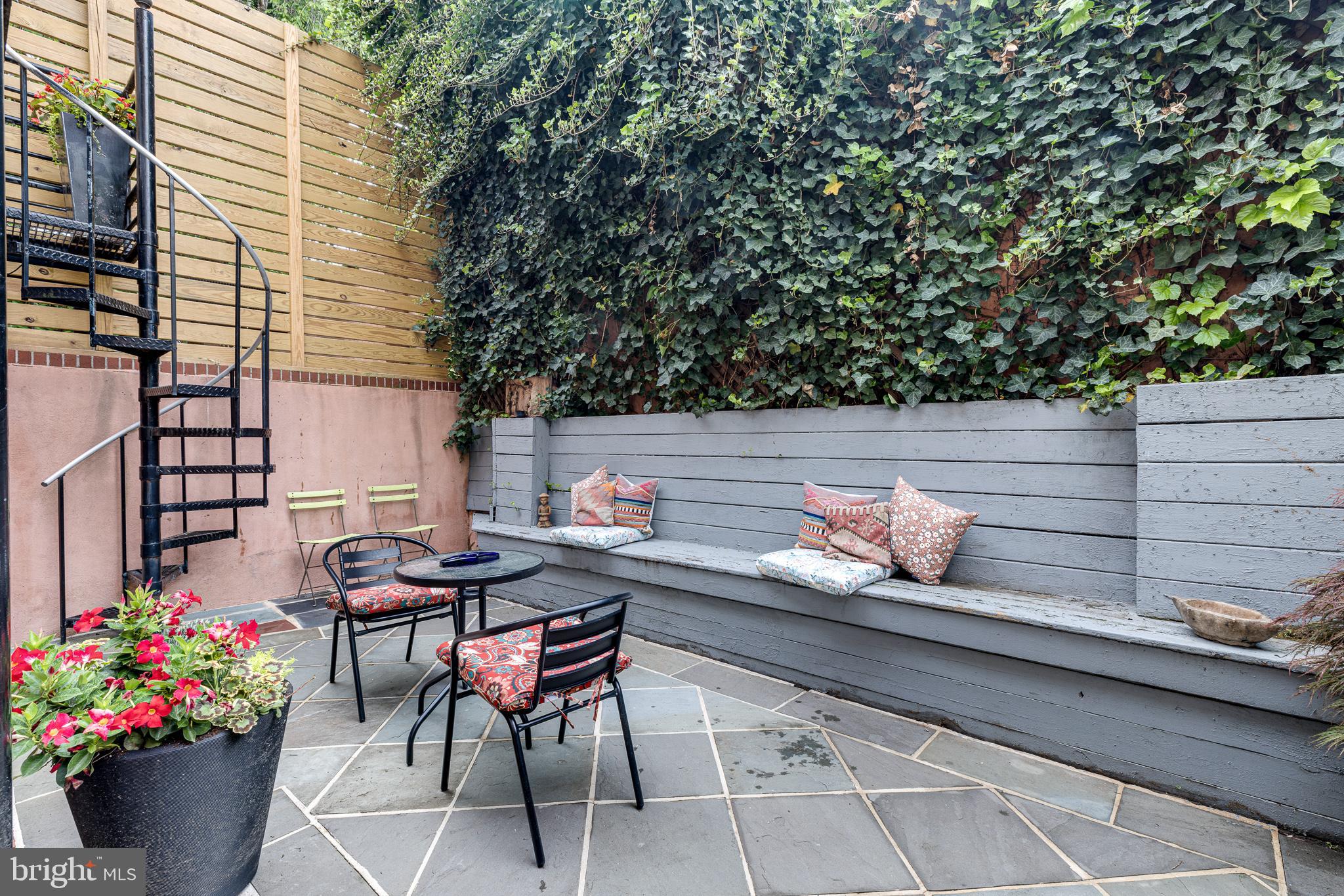 QUEEN VILLAGE - Residential