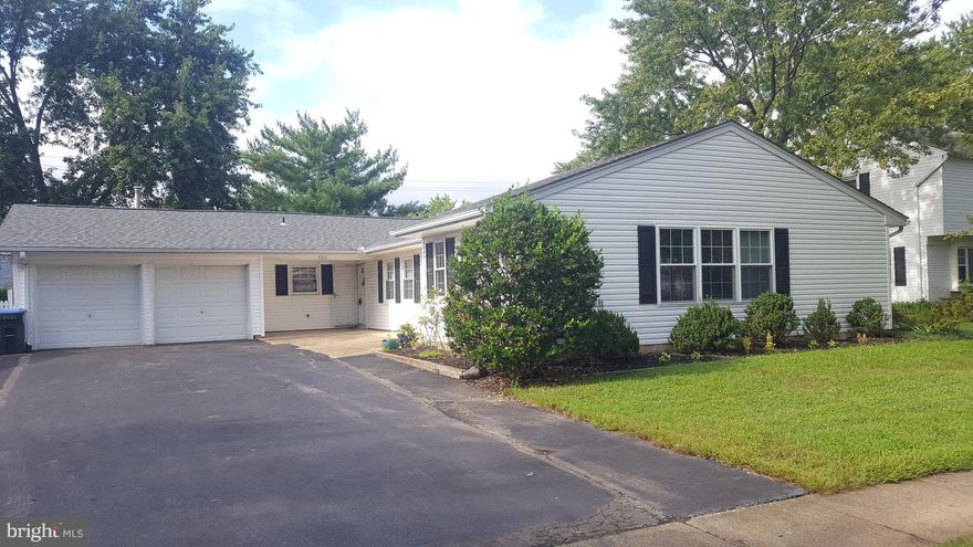 TWO MASTER BR's ON MAIN LEVEL!  One huge BR has separate entrance. All new carpet, vinyl, paint, most kitchen appliances. Ample off-street parking in a great neighborhood close to Vienna Metro- Commuter bus.  Shopping at Greenbriar, Fair Oaks, Fair Lakes, . ES two blocks away, MS and HS within a mile. New paint, carpet, appliances.No Pets