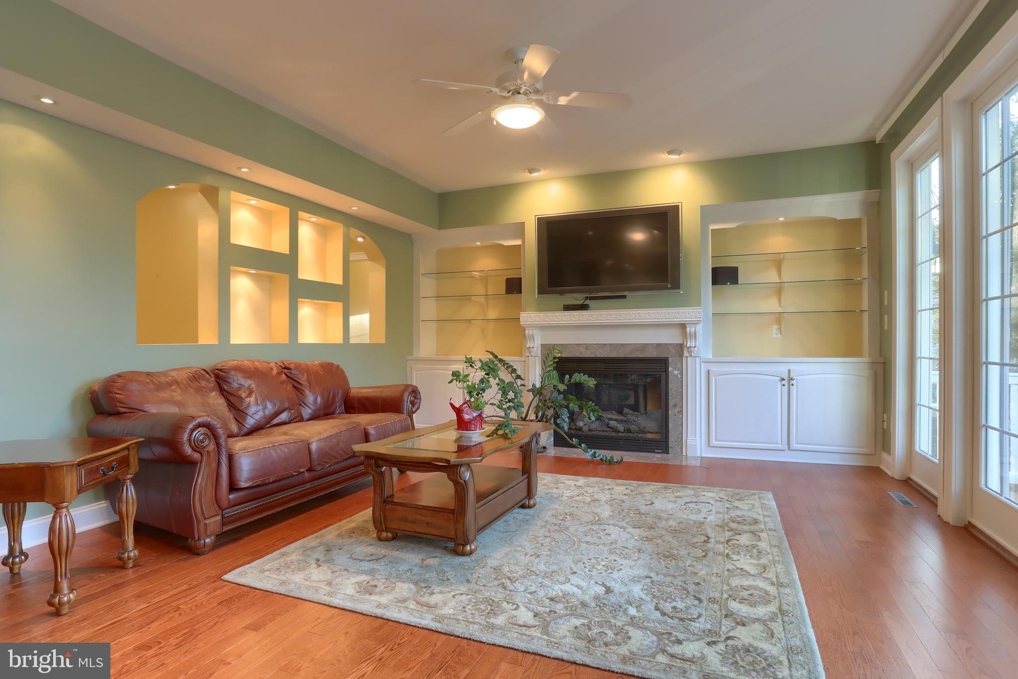 COUNTRY CLUB VIEW - Residential