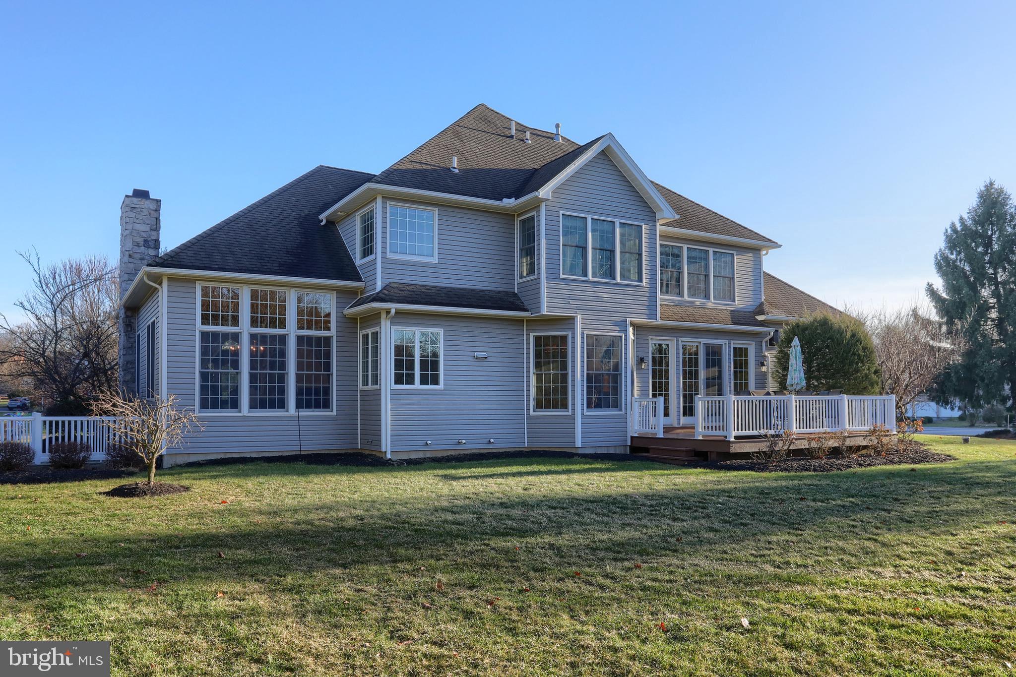 COUNTRY CLUB VIEW - Residential