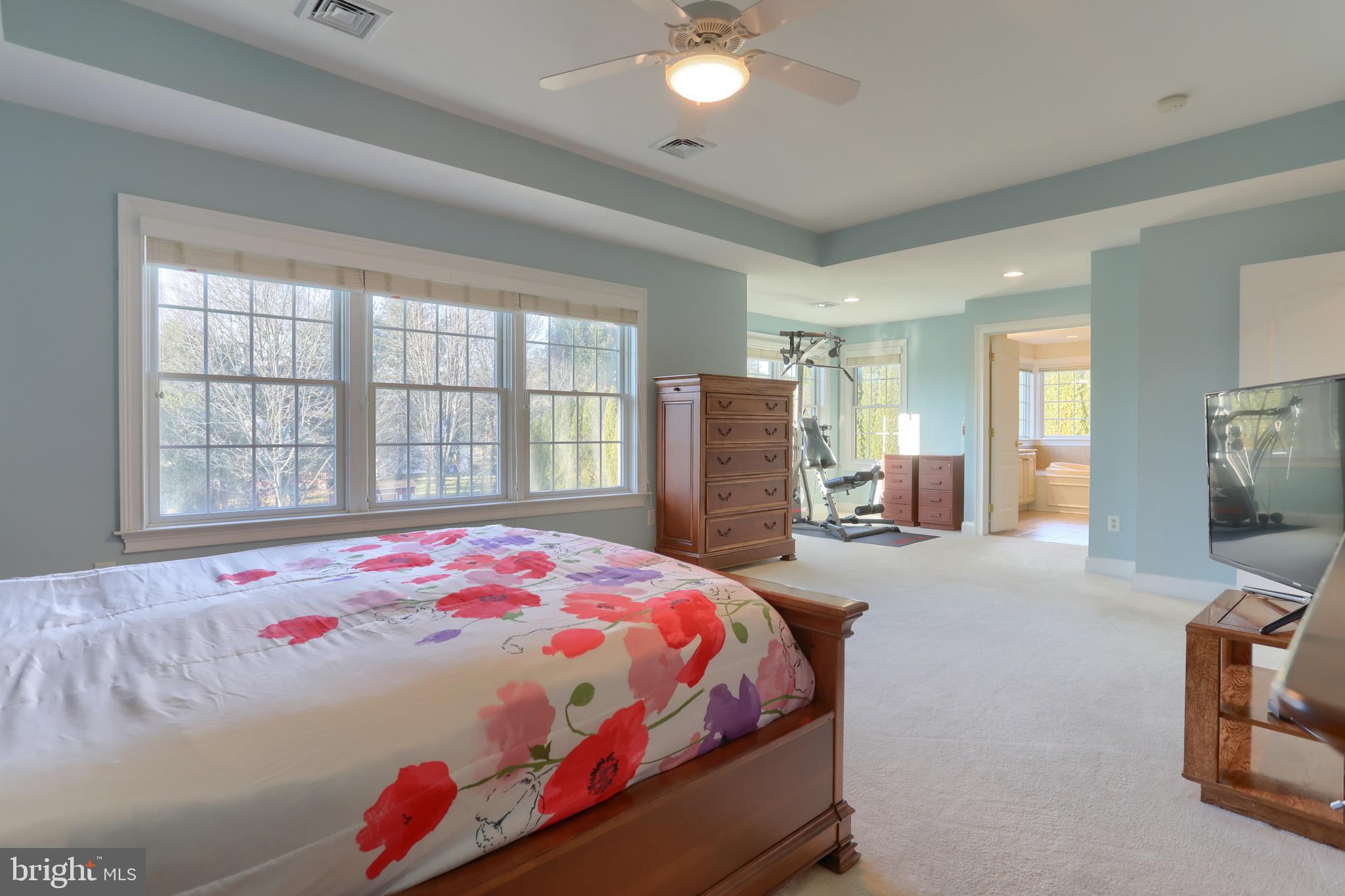 COUNTRY CLUB VIEW - Residential