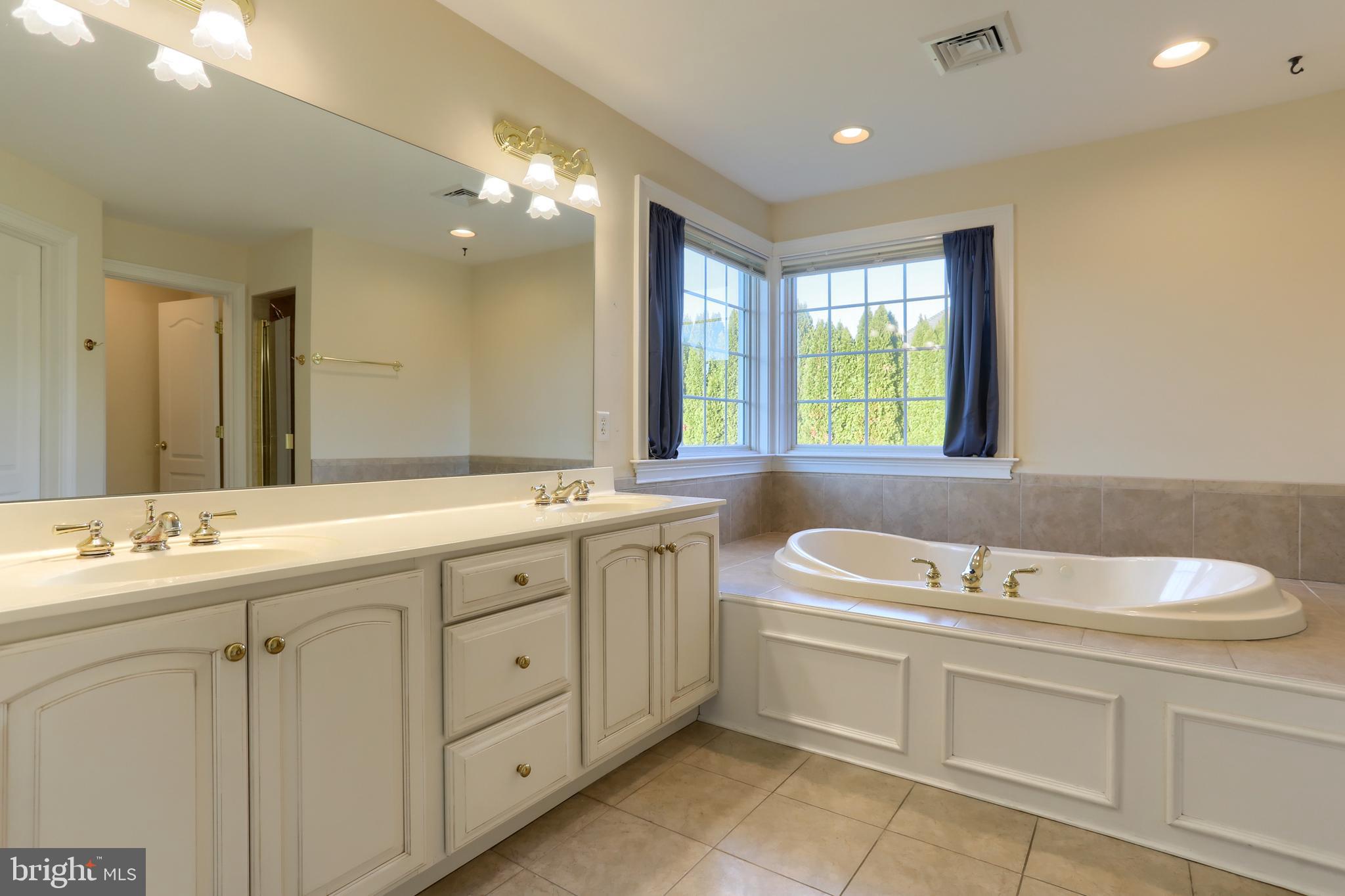 COUNTRY CLUB VIEW - Residential