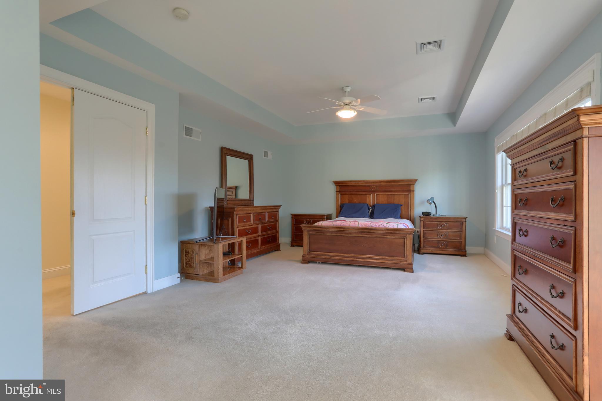 COUNTRY CLUB VIEW - Residential