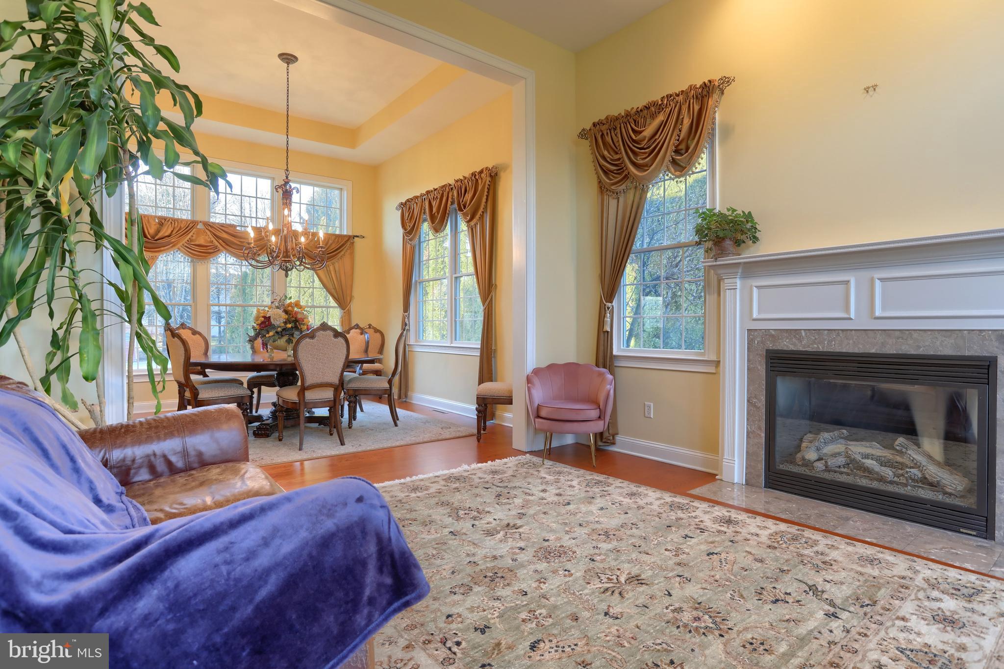 COUNTRY CLUB VIEW - Residential