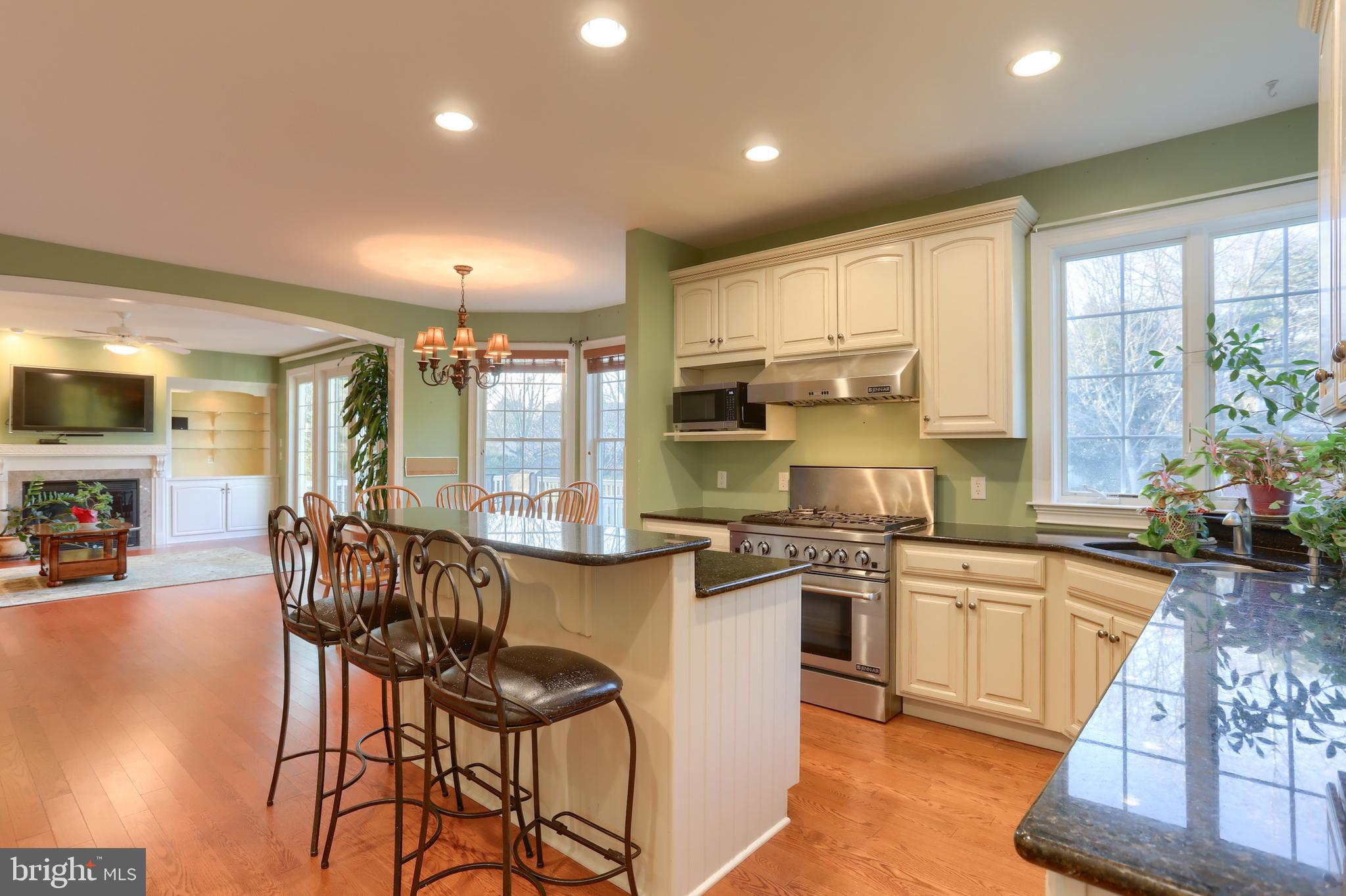 COUNTRY CLUB VIEW - Residential