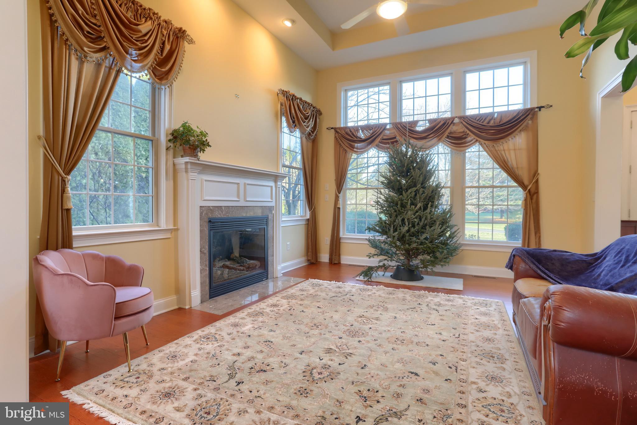COUNTRY CLUB VIEW - Residential