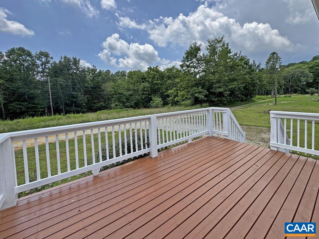 516 TOMS LN