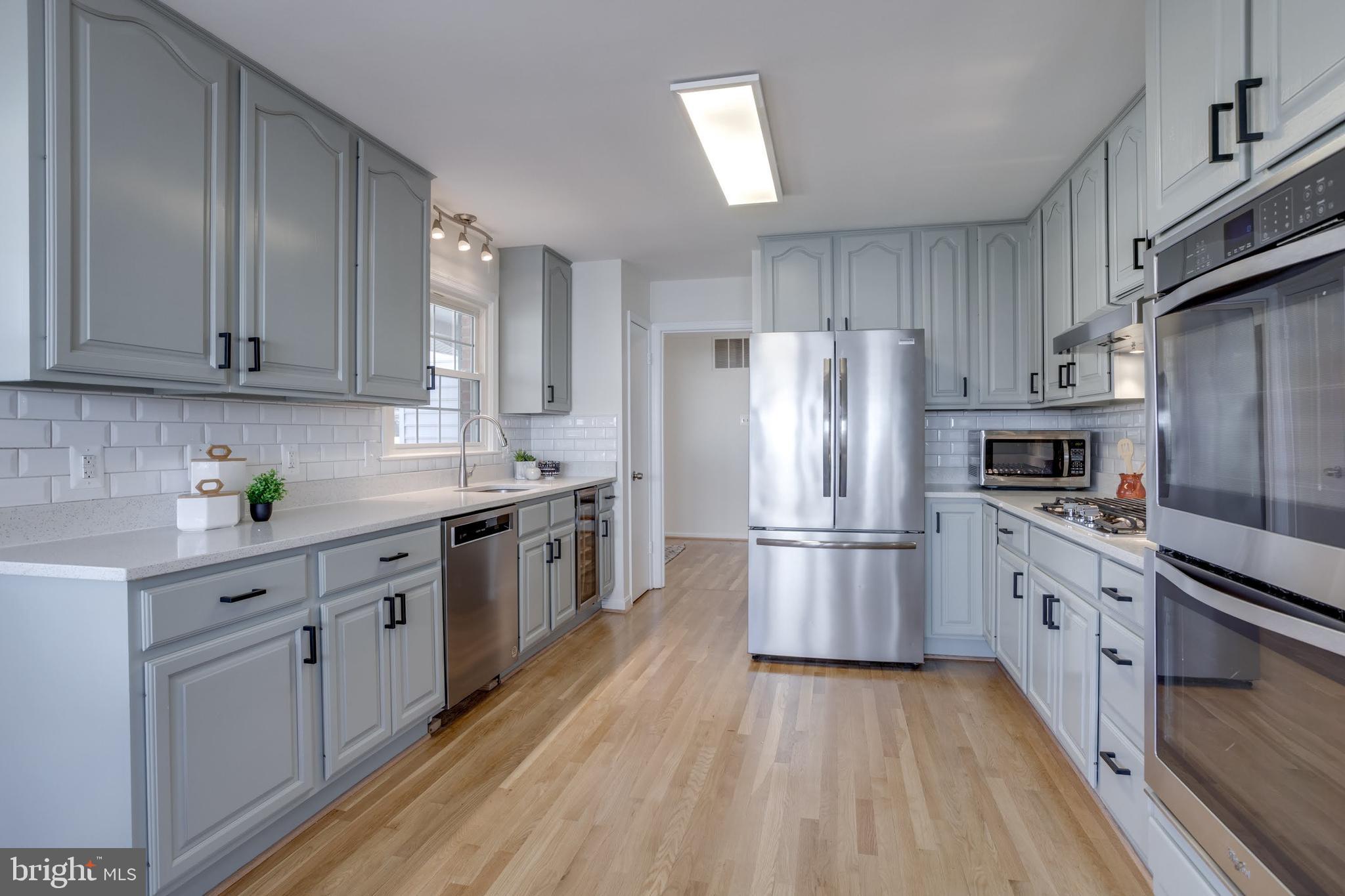 COUNTRY CLUB VIEW - Residential