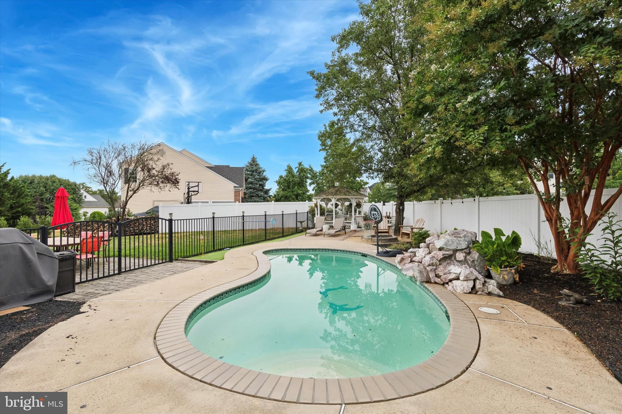 MAPLE KNOLL - Residential