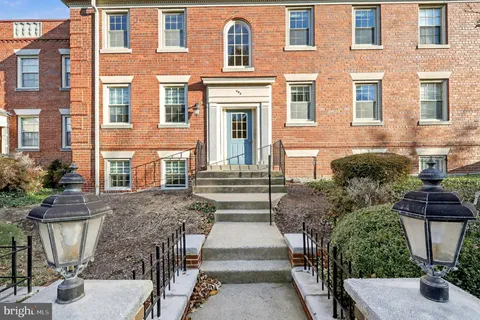 603 Bashford Lane Unit 3, Alexandria, VA MLS: VAAX2051562
