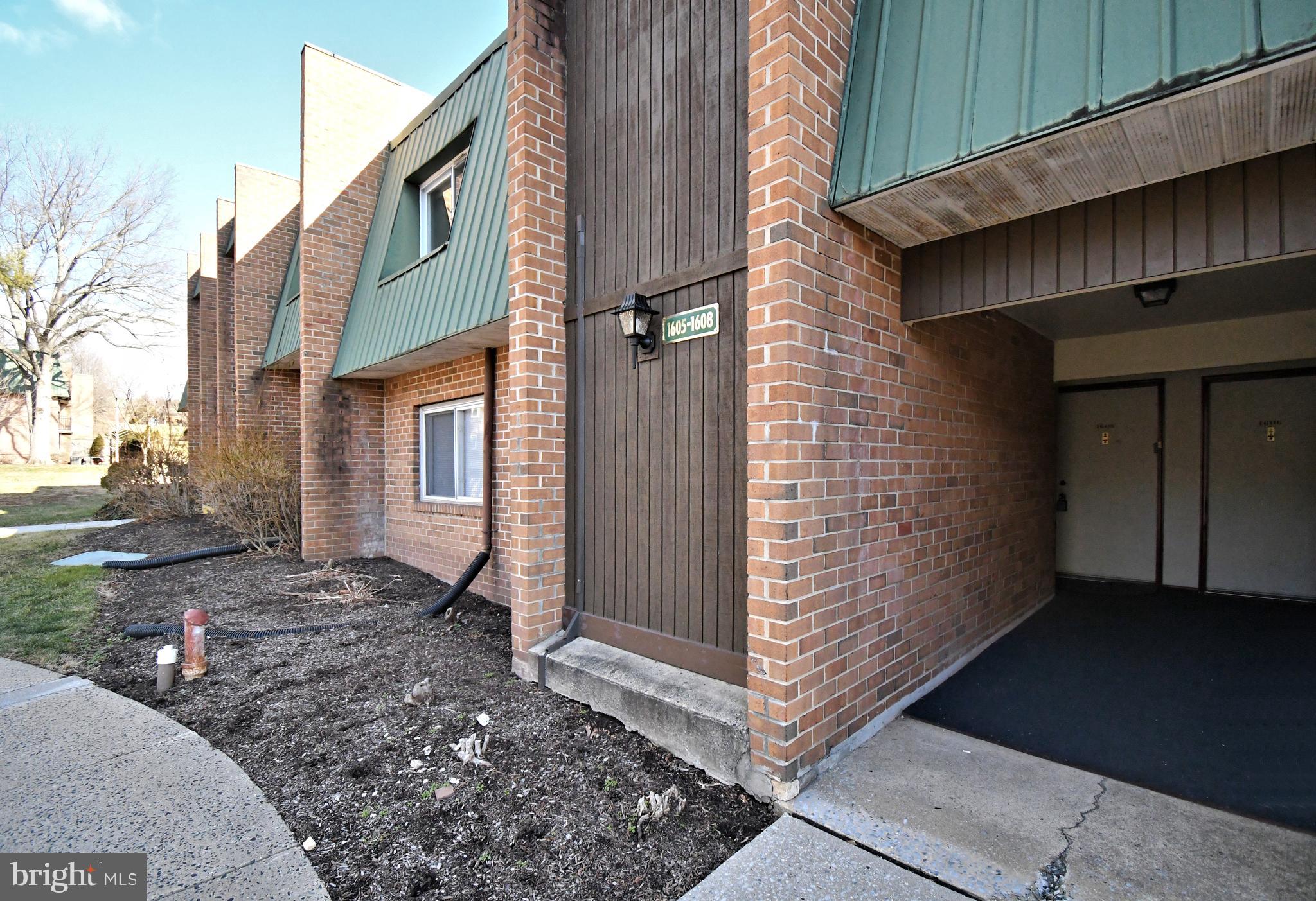 1605 MEADOWVIEW LANE 1605