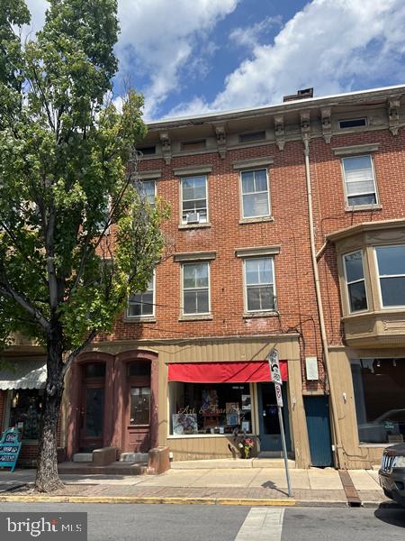 2nd floor studio apartment located in great downtown location. Eat-in kitchen with stove and refrigerator, access to coin-operated laundry area and common area courtyard. Steps away from Central Market, restaurants and nightlife. No pets and no smoking indoors.