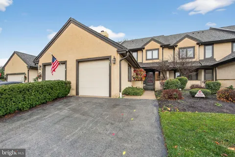 932 Hedgerow Court, Blue Bell, PA MLS: PAMC2162000