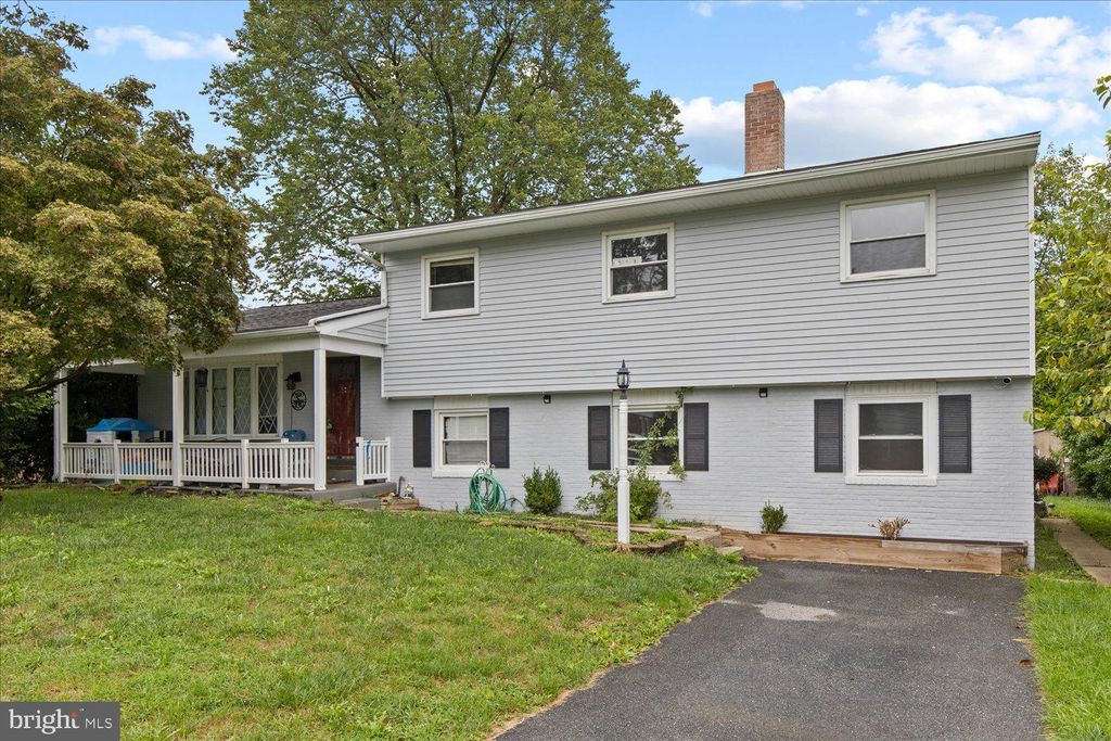 Photo of 1935 LONGVIEW DR, LANCASTER, PA 17601 (MLS # PALA2041104)