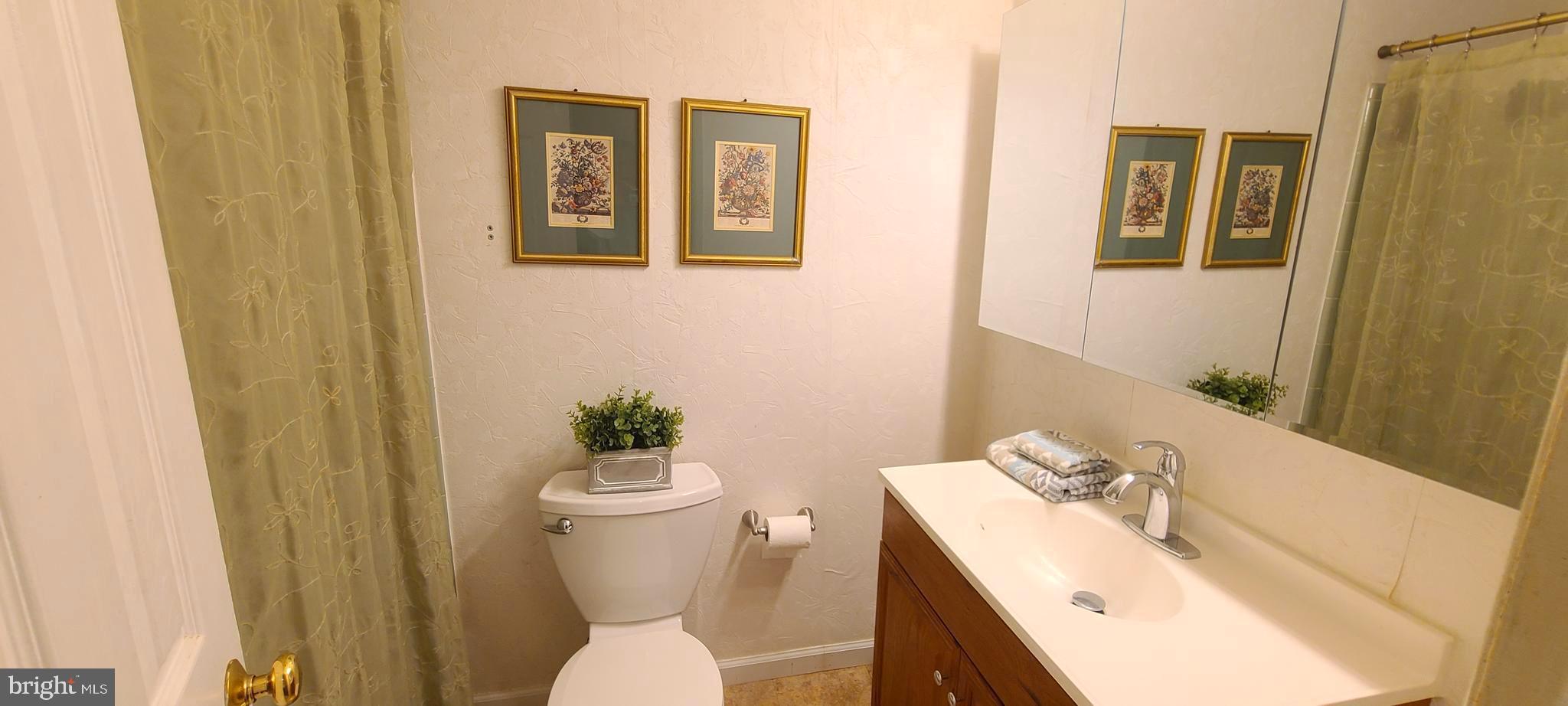 COUNTRY CLUB MANOR - Residential