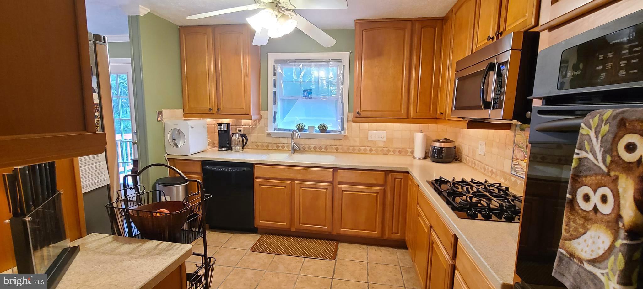 COUNTRY CLUB MANOR - Residential