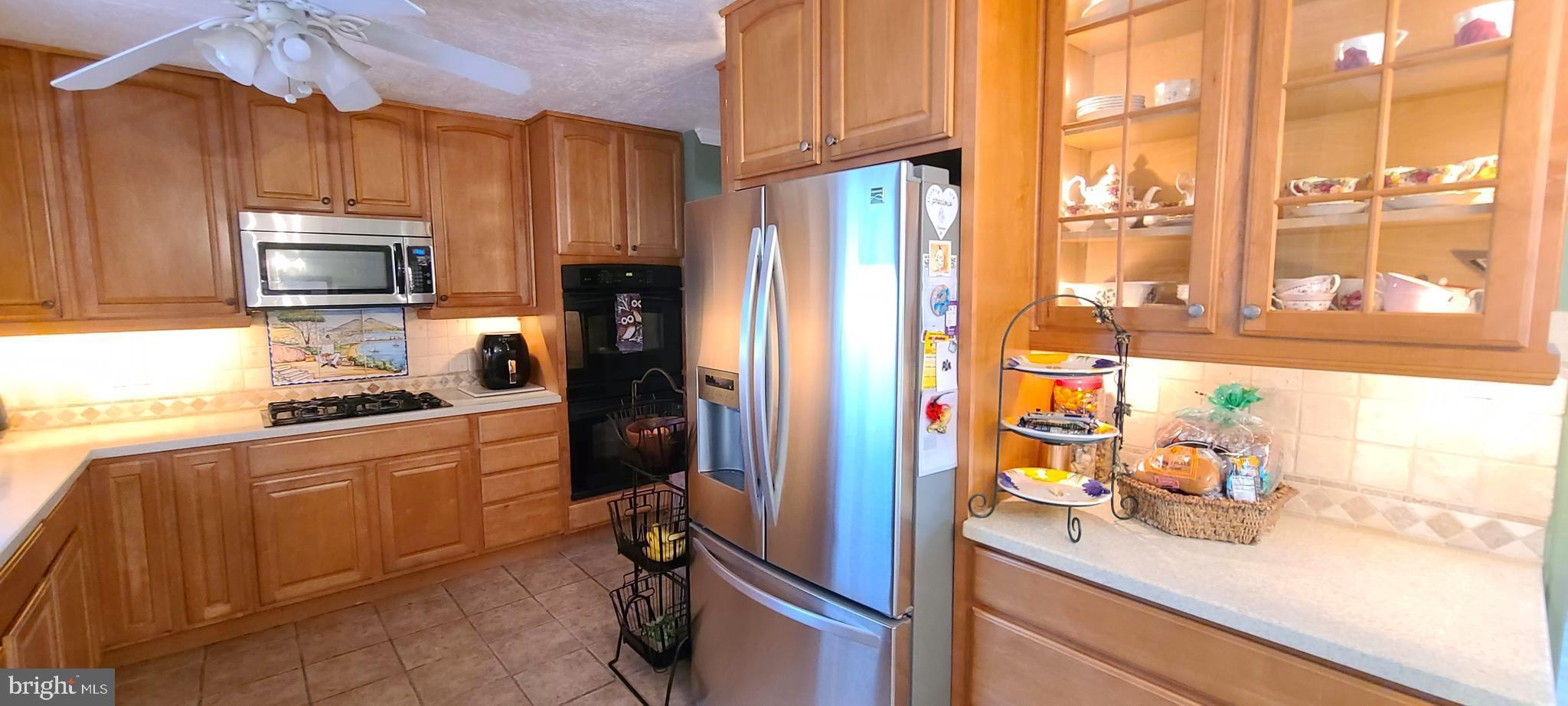 COUNTRY CLUB MANOR - Residential