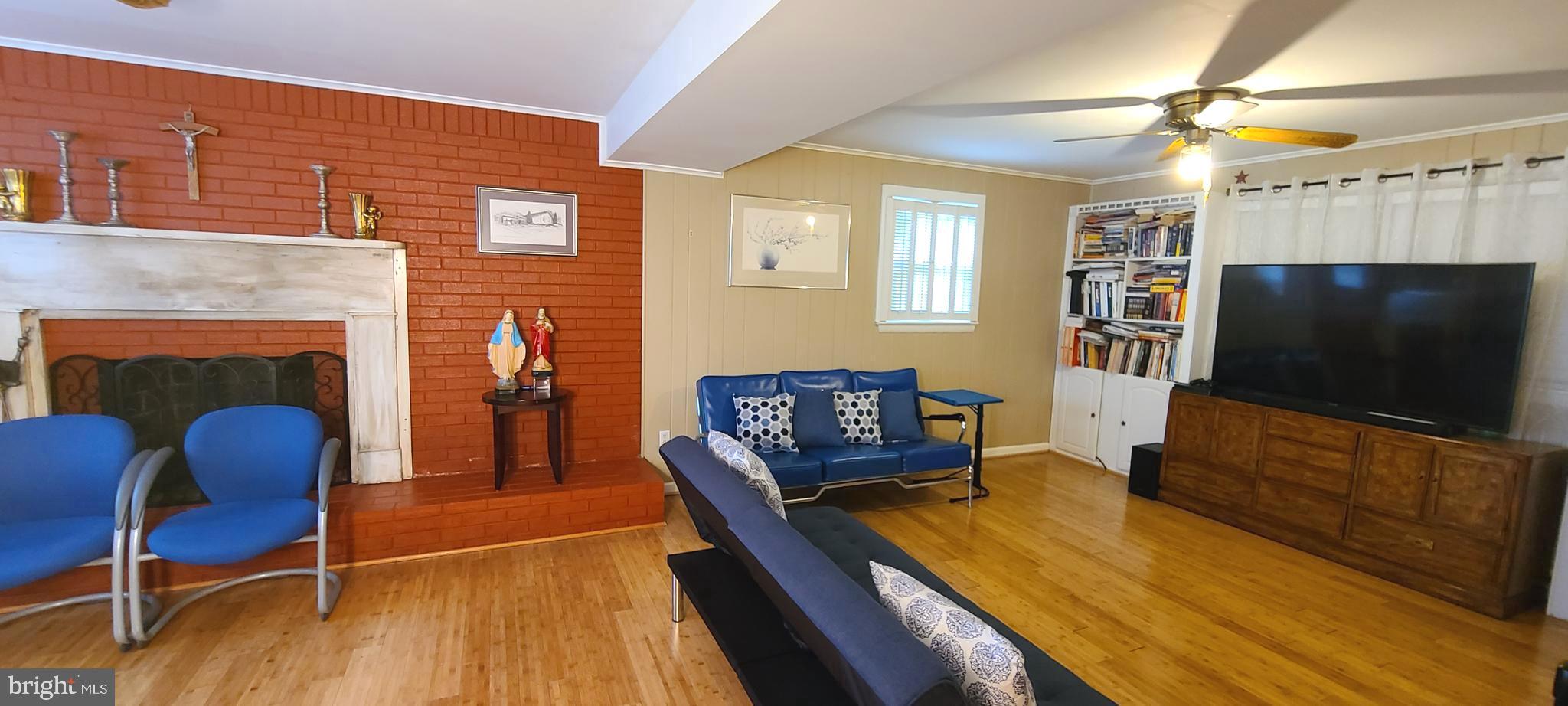 COUNTRY CLUB MANOR - Residential