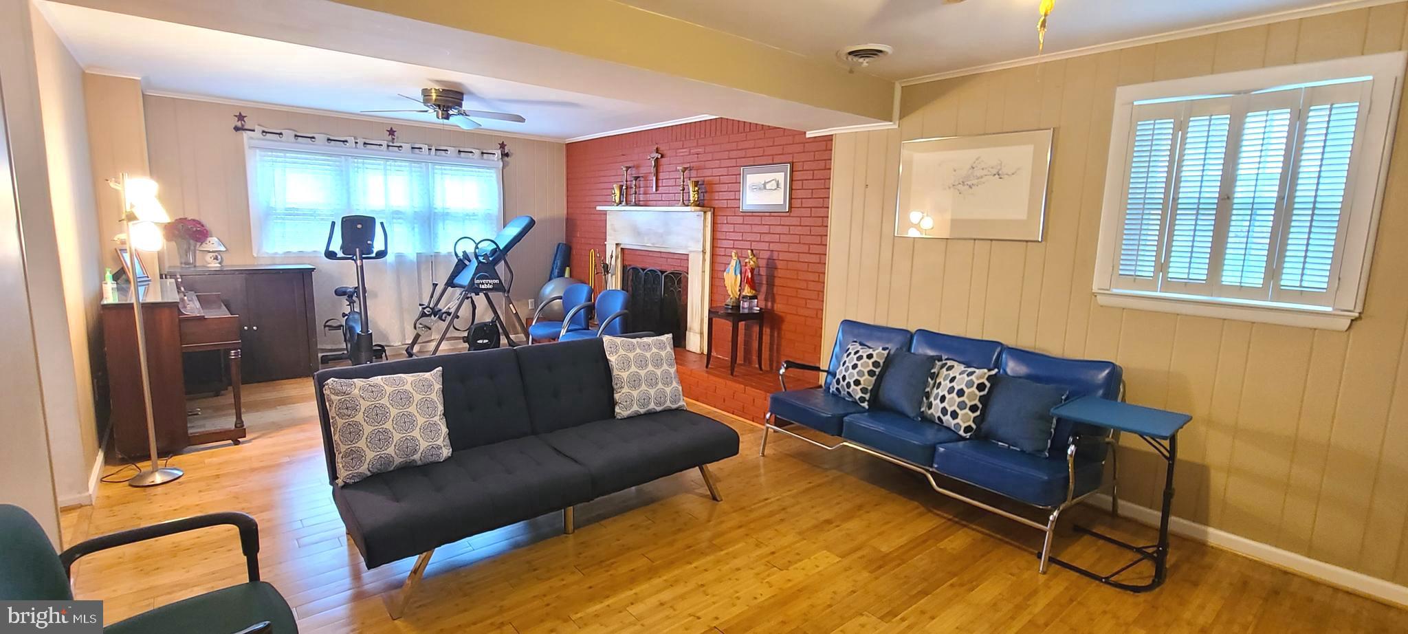 COUNTRY CLUB MANOR - Residential