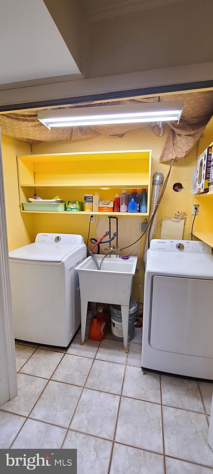 COUNTRY CLUB MANOR - Residential