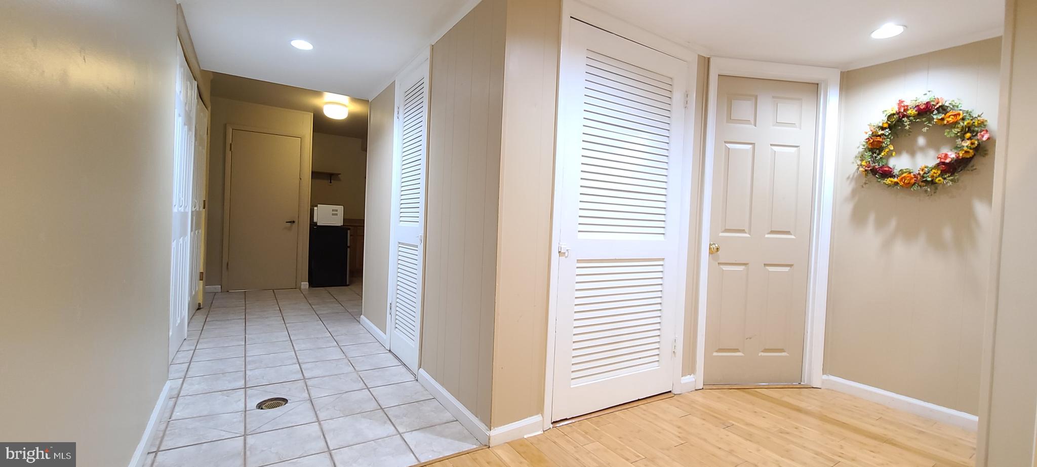 COUNTRY CLUB MANOR - Residential