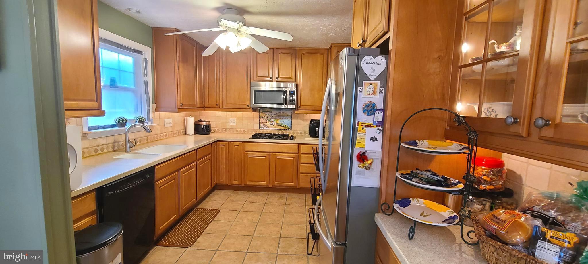 COUNTRY CLUB MANOR - Residential