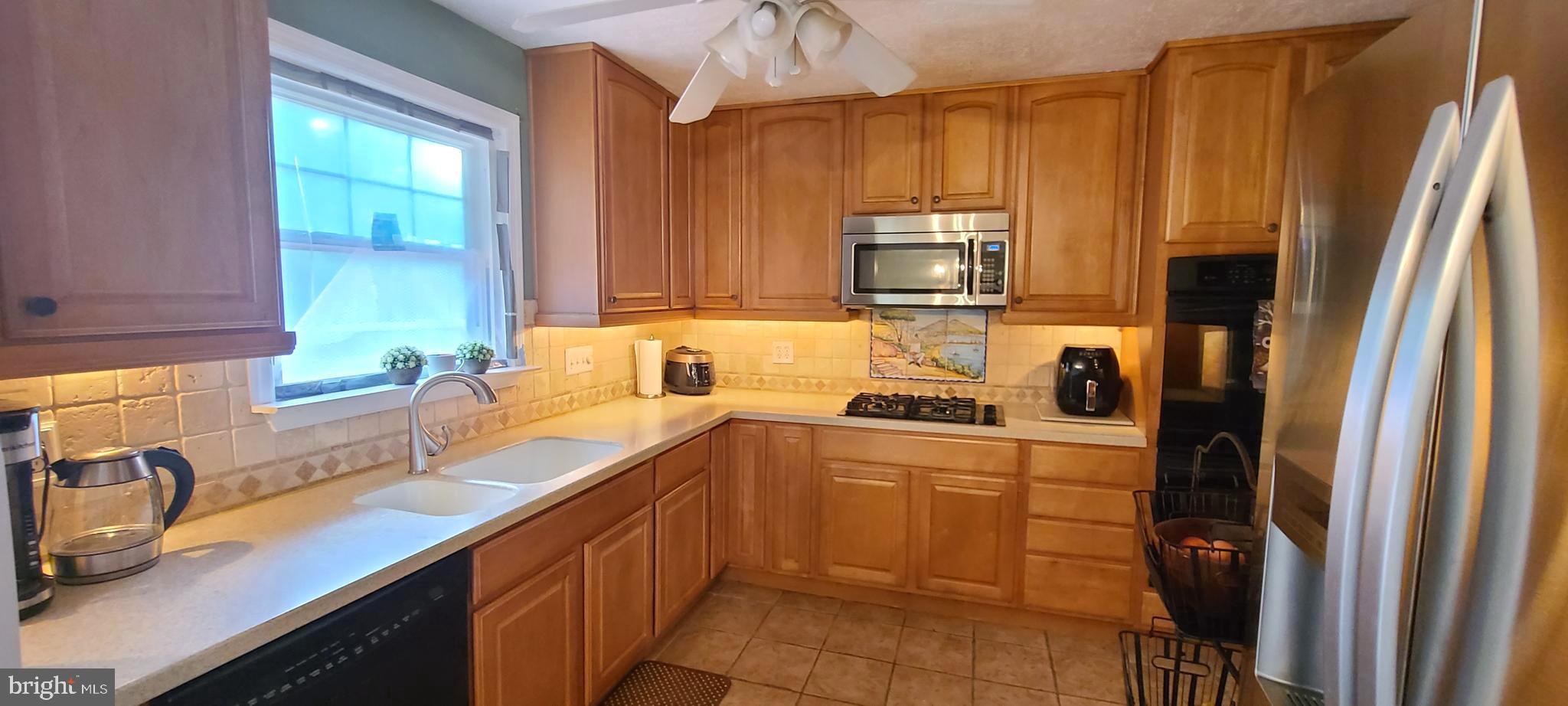 COUNTRY CLUB MANOR - Residential