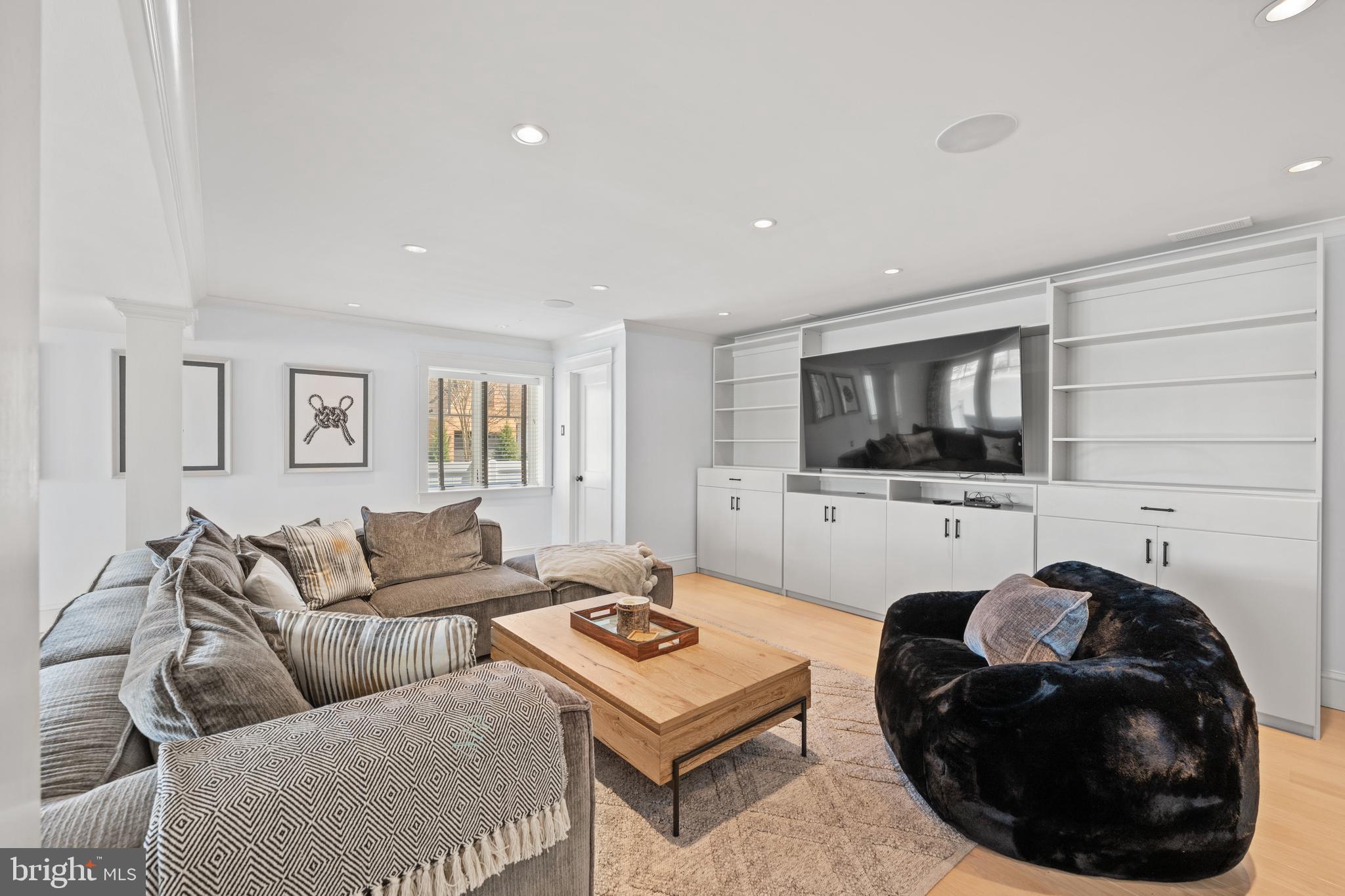 ANNAPOLIS ROADS - Residential