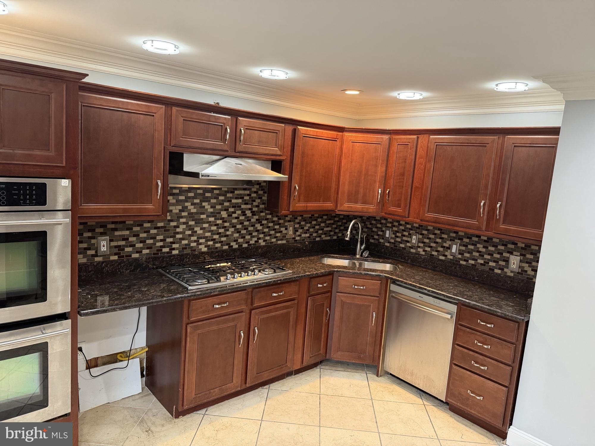 BROADWOOD MANOR - Residential