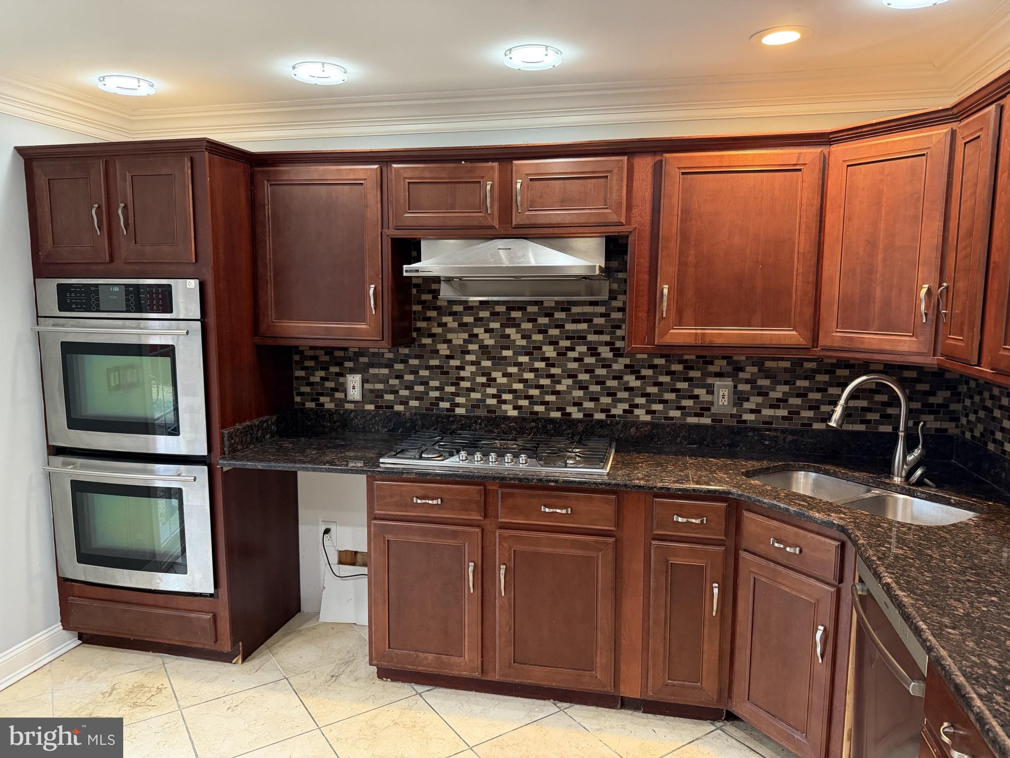 BROADWOOD MANOR - Residential